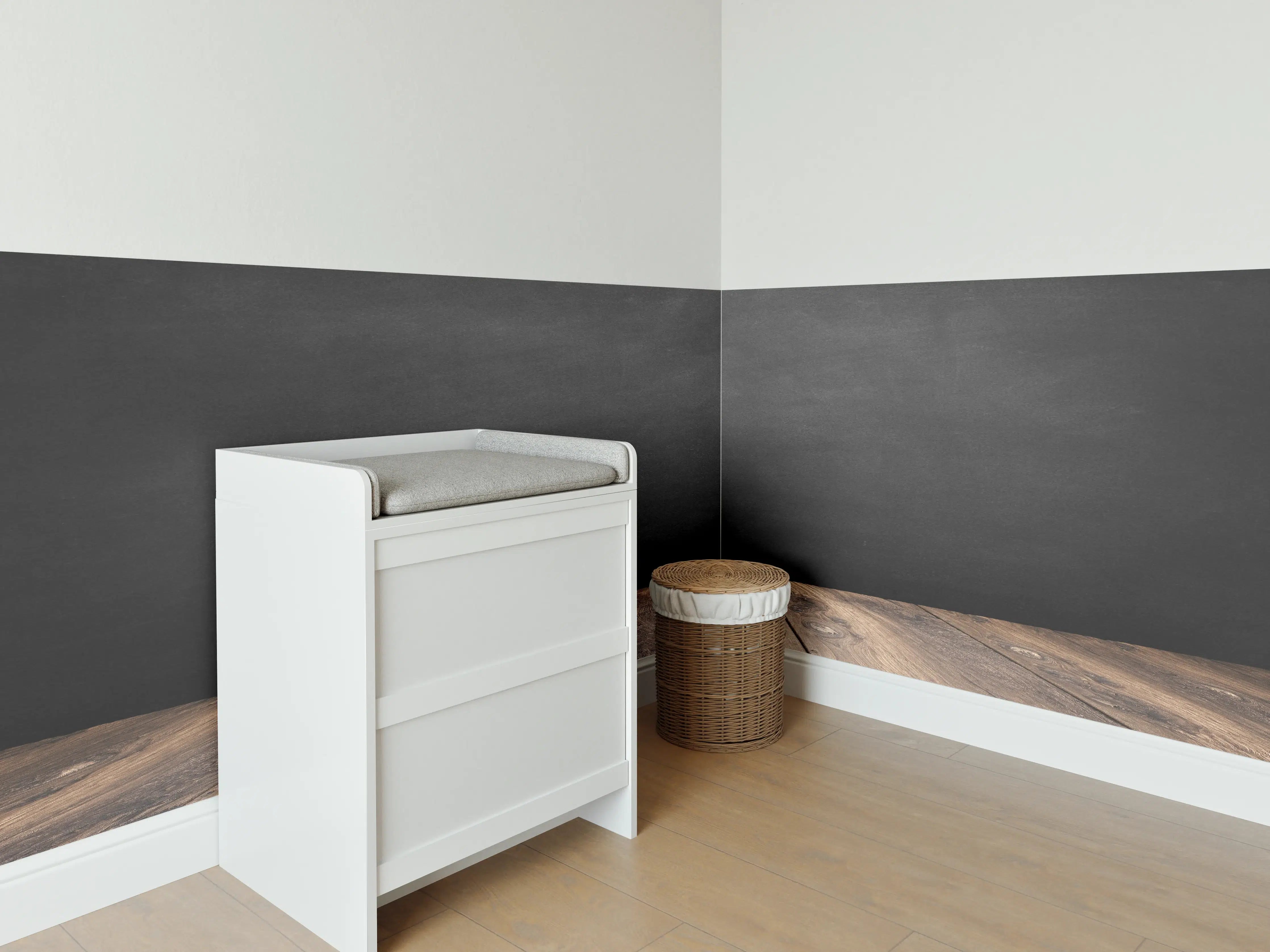 Babyzimmer Wandgestaltung - Holztisch mit schwarzer Wandtafel