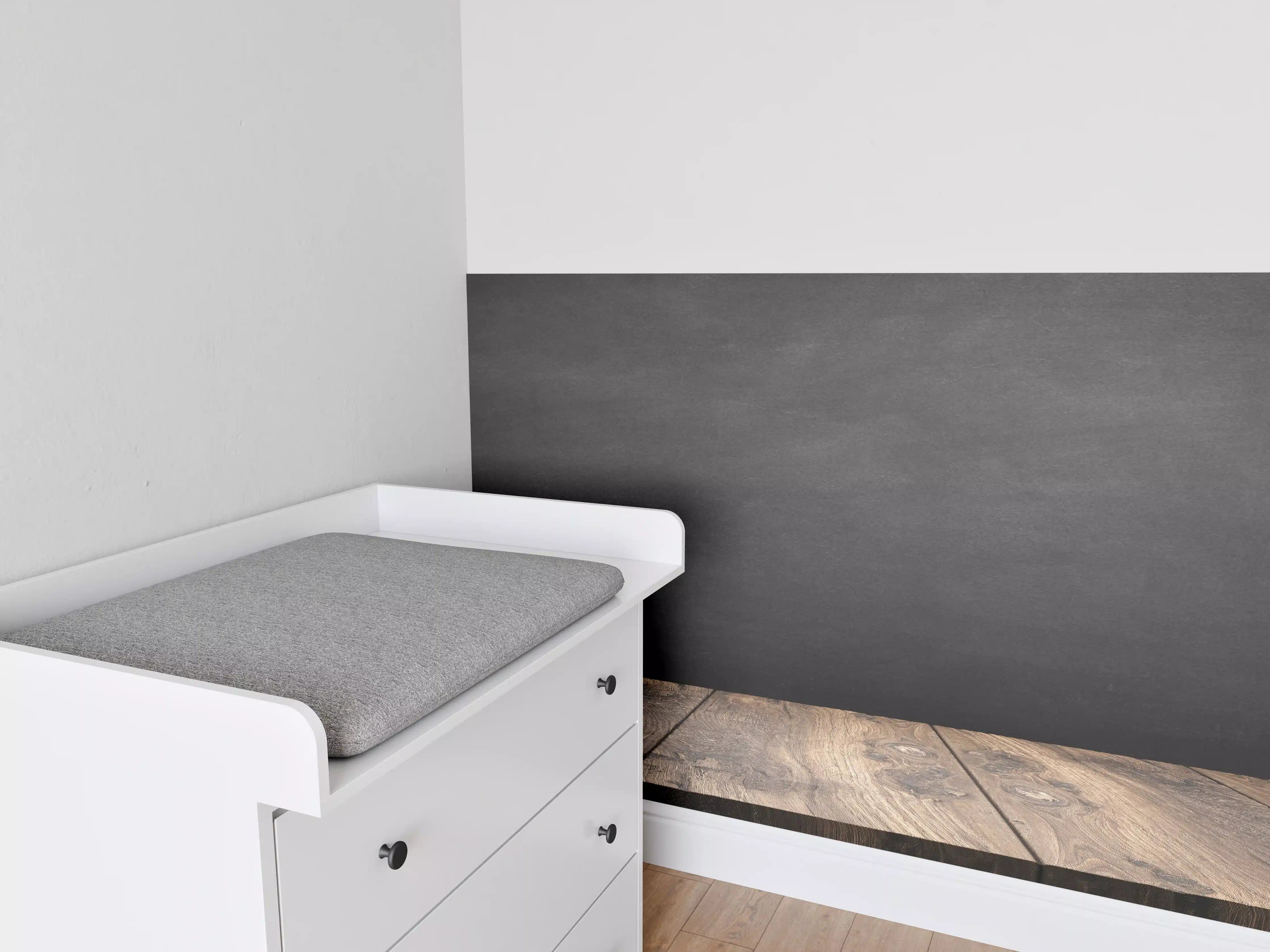 Babyzimmer Wandgestaltung - Holztisch mit schwarzer Wandtafel