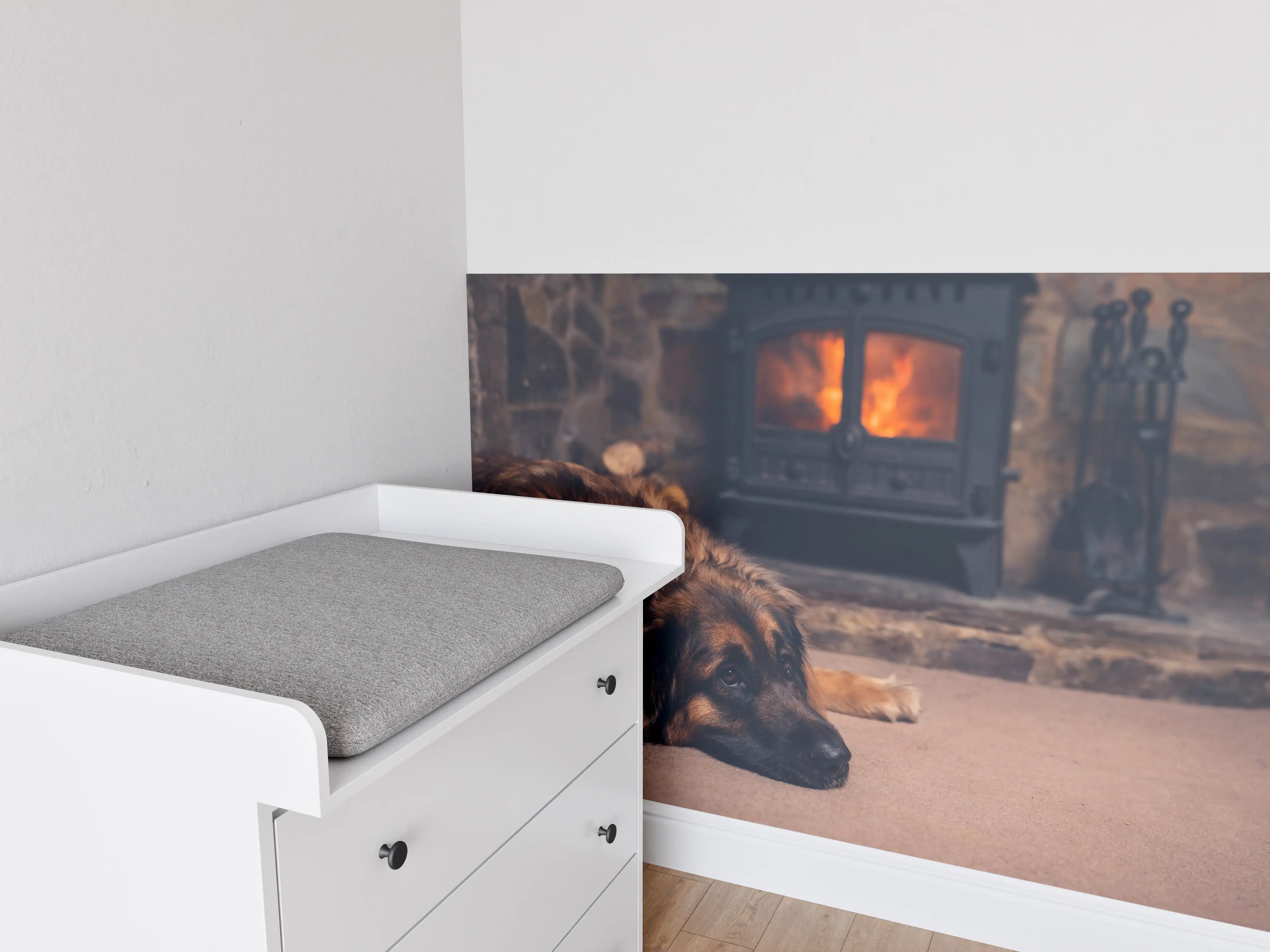Babyzimmer Wandgestaltung - Hund entspannt am Feuer