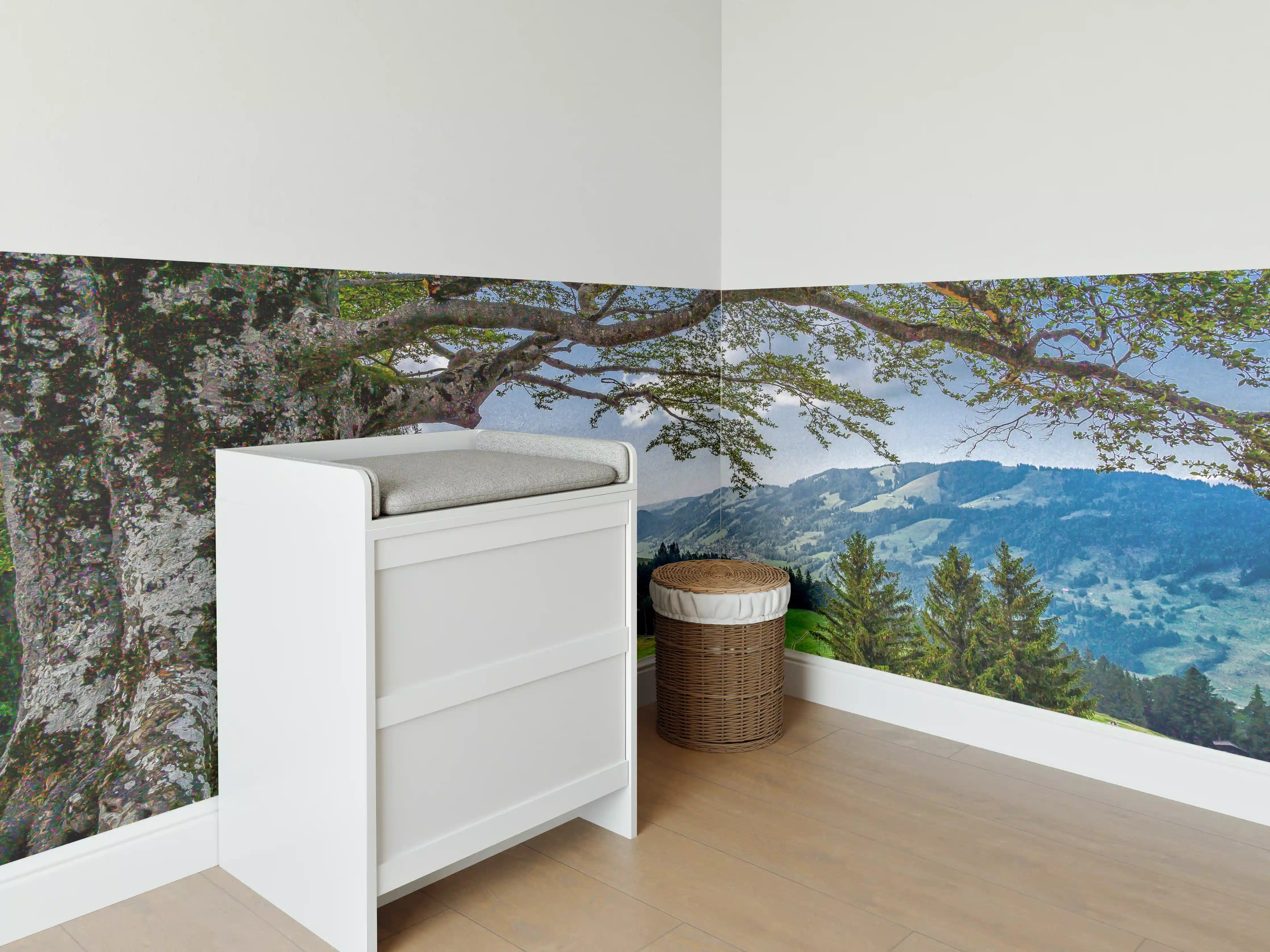 Babyzimmer Wandgestaltung - Idyllische Baum & Berglandschaft