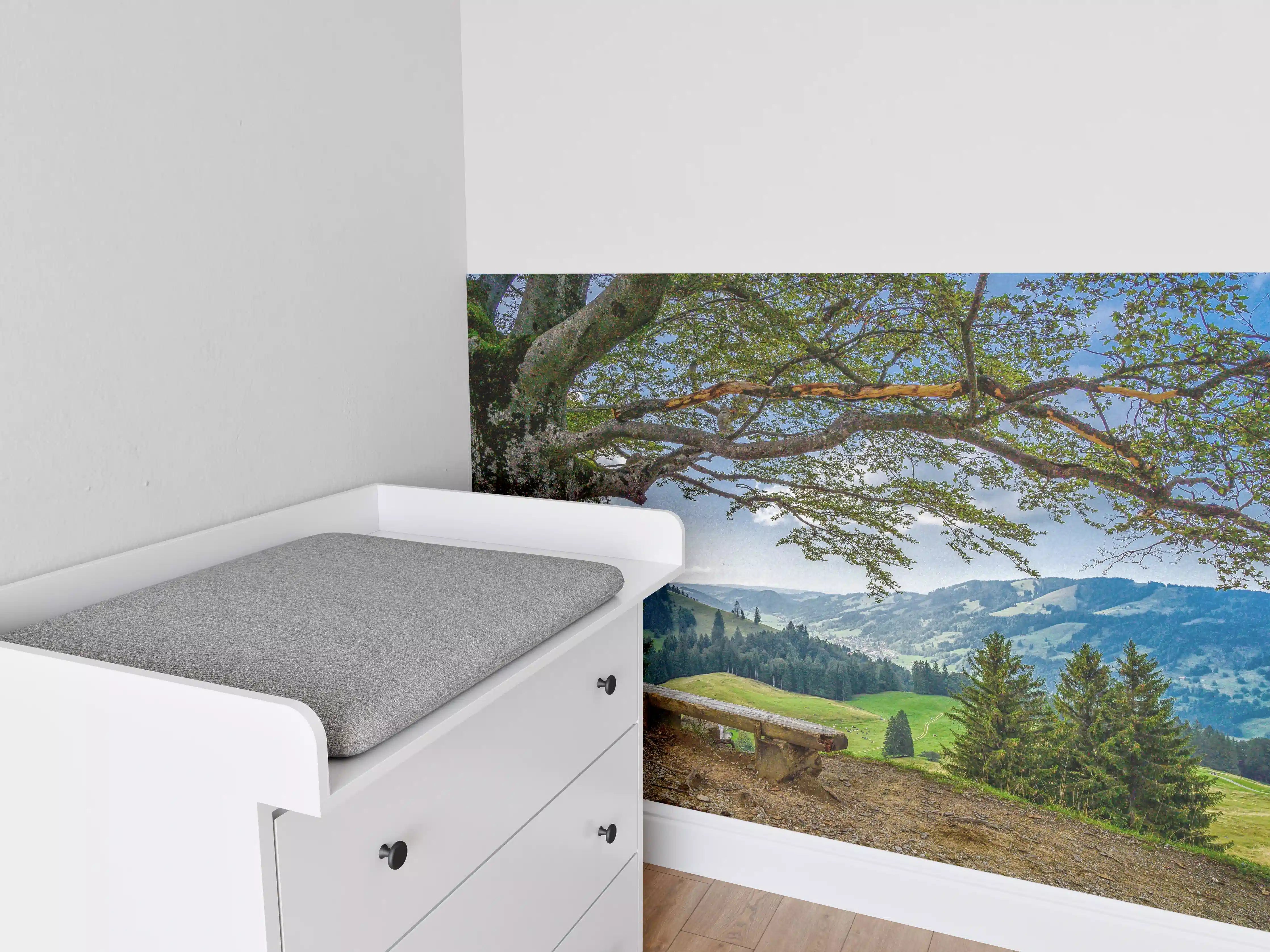 Babyzimmer Wandgestaltung - Idyllische Baum & Berglandschaft