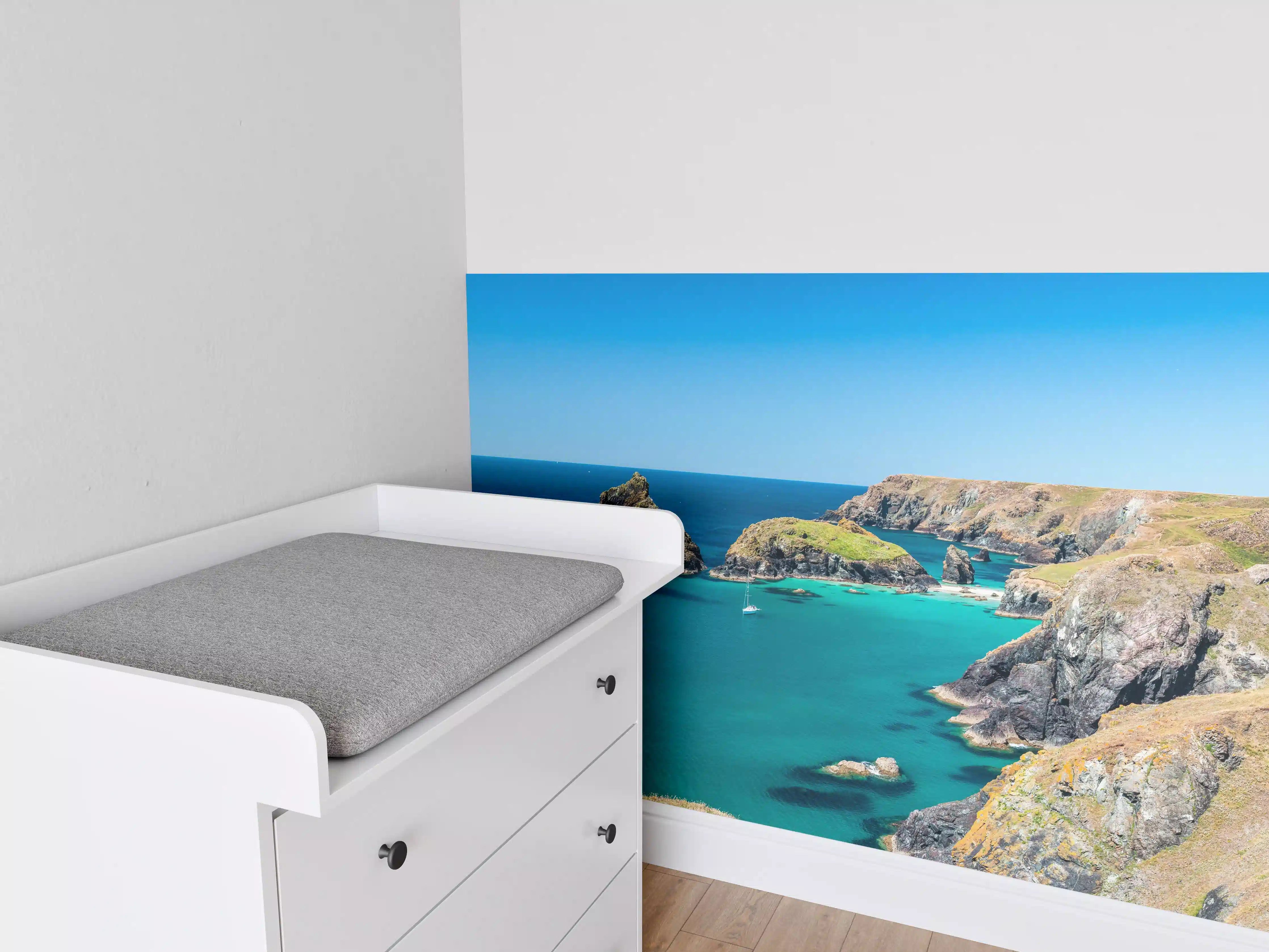 Babyzimmer Wandgestaltung - Idyllische Küstenlandschaft mit Türkisblauem Wasser