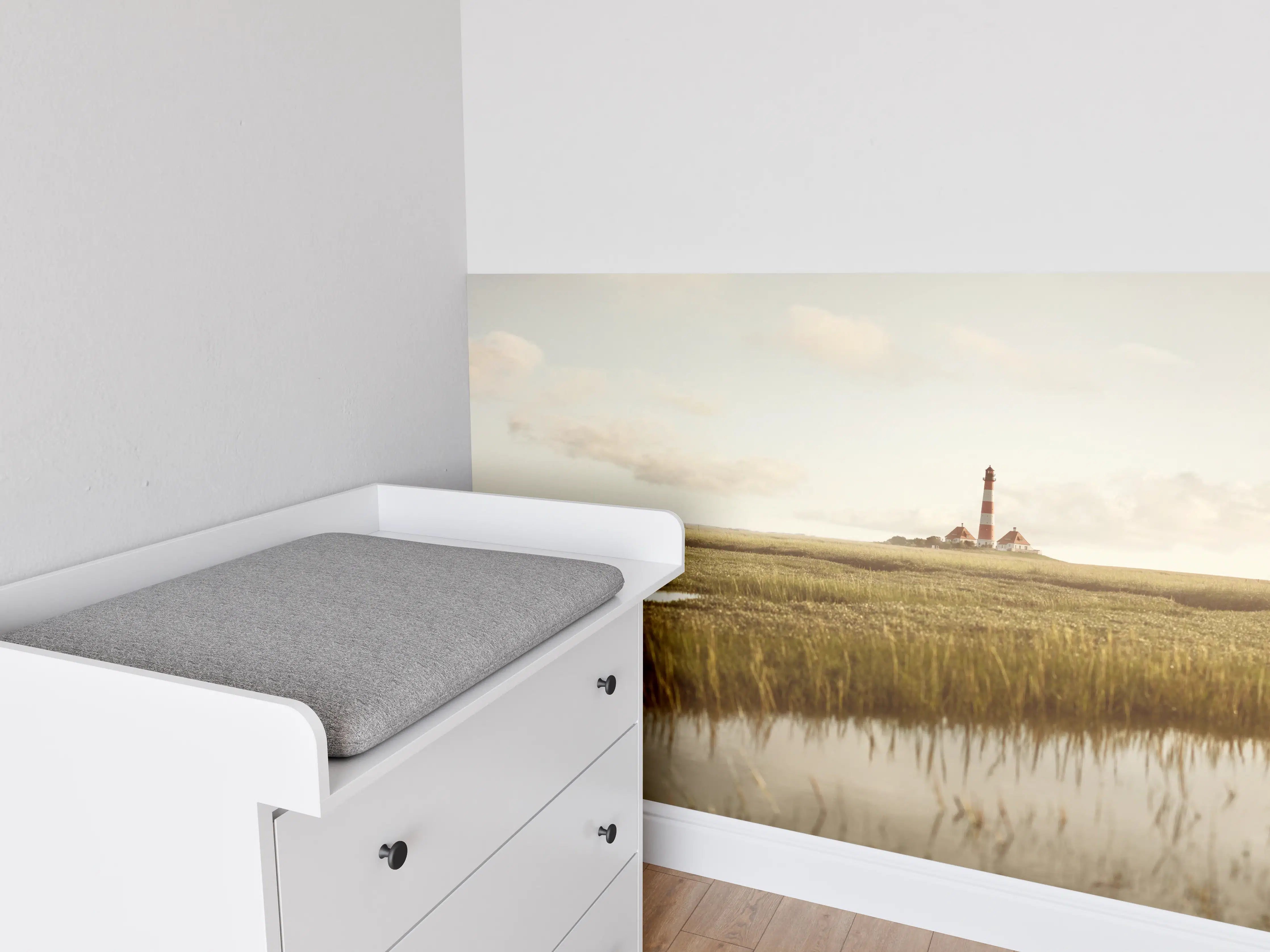 Babyzimmer Wandgestaltung - Idyllische Landschaft mit Leuchtturm und Schafen