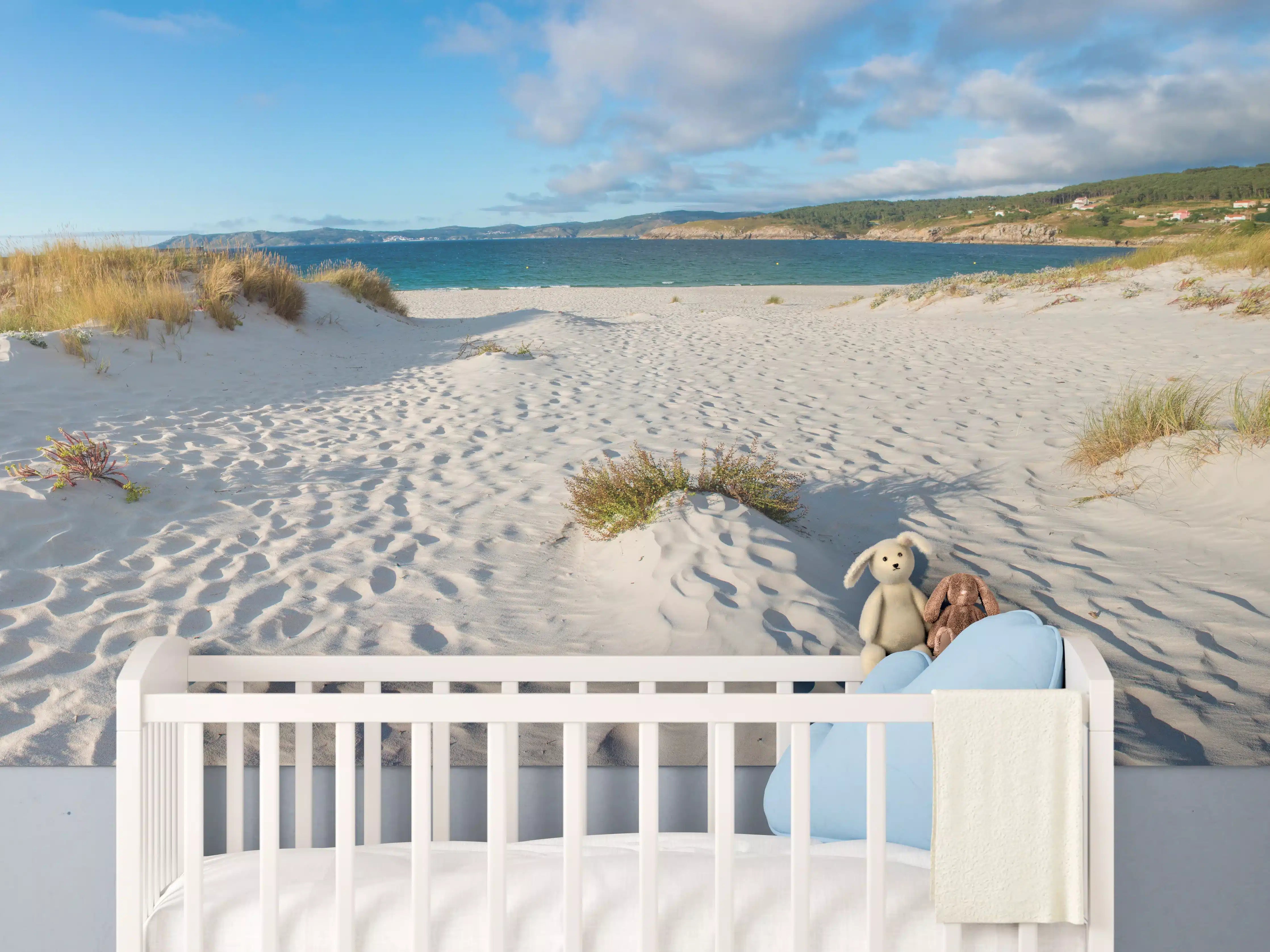 Babyzimmer Wandgestaltung - Idyllische Strandlandschaft im sanften Weiß-Blau