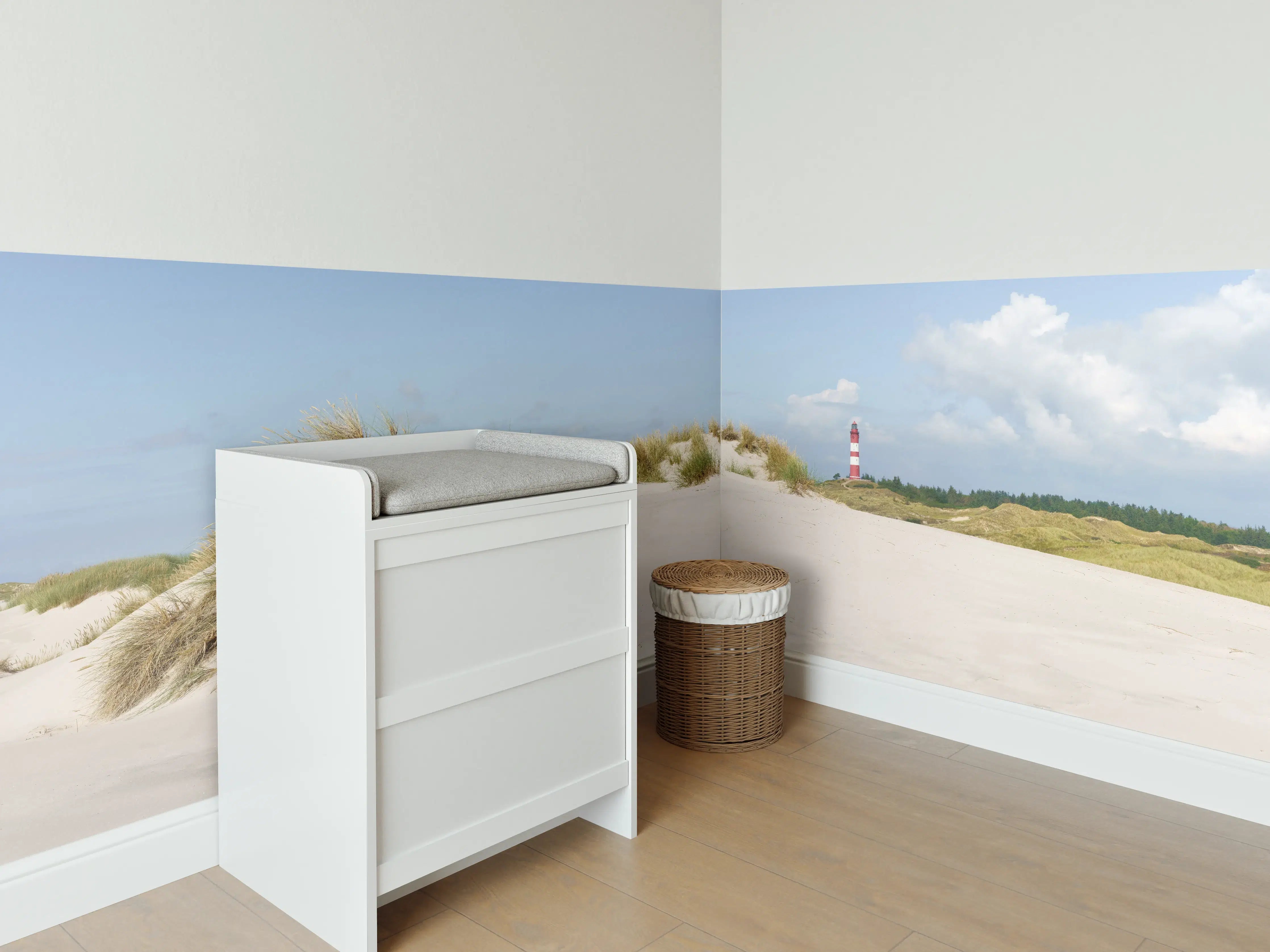 Babyzimmer Wandgestaltung - Idyllische Strandlandschaft mit Leuchtturm