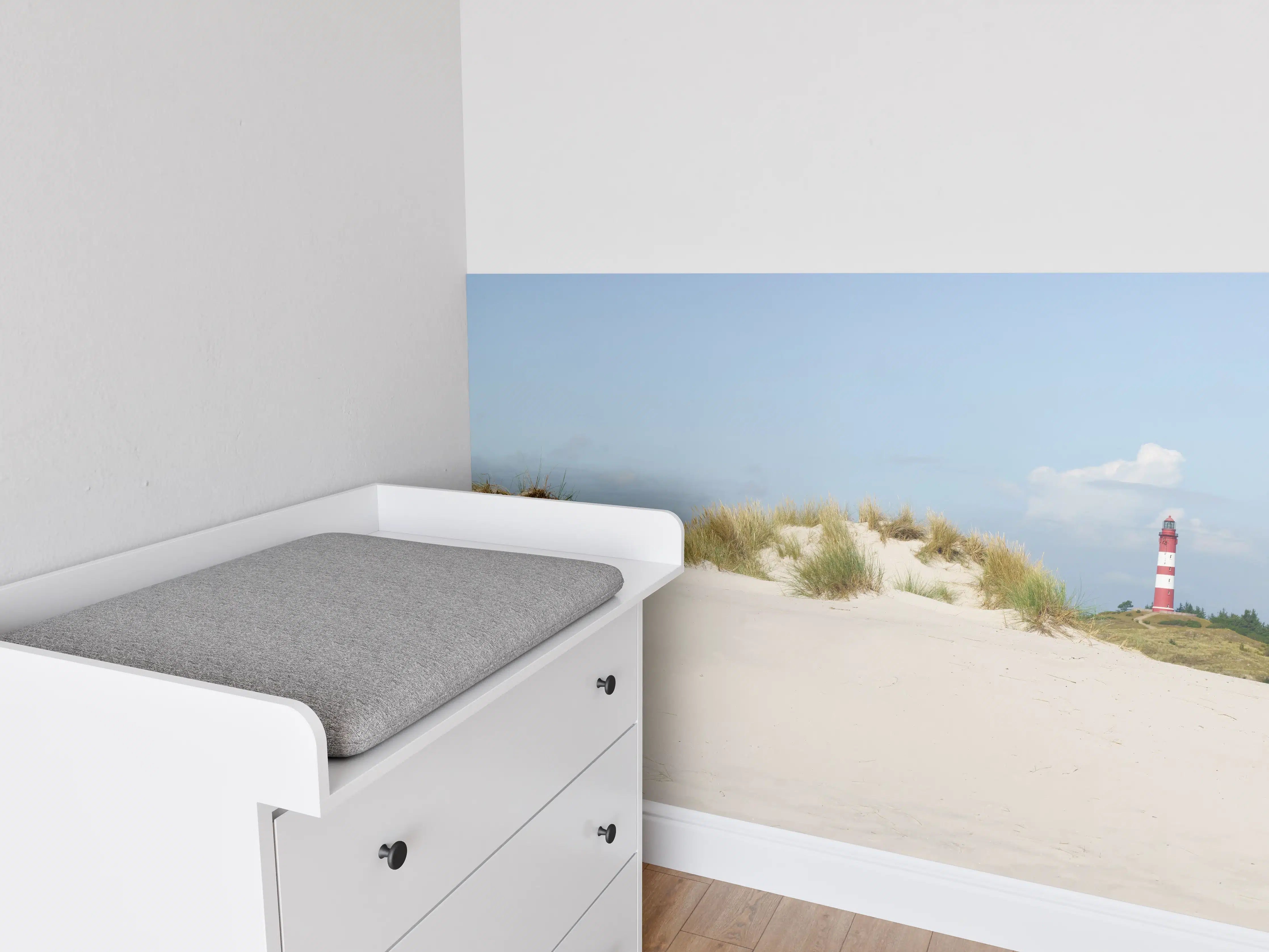 Babyzimmer Wandgestaltung - Idyllische Strandlandschaft mit Leuchtturm
