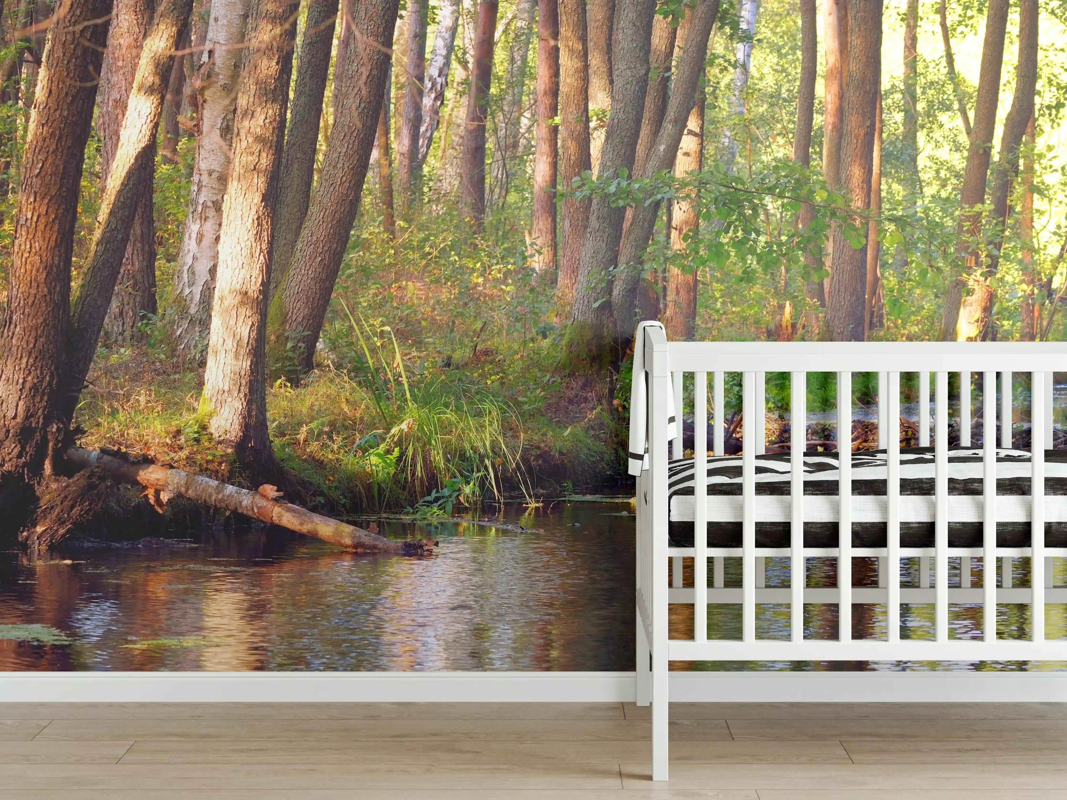 Babyzimmer Wandgestaltung - Idyllischer Fluss im Wald mit Sonnenlicht