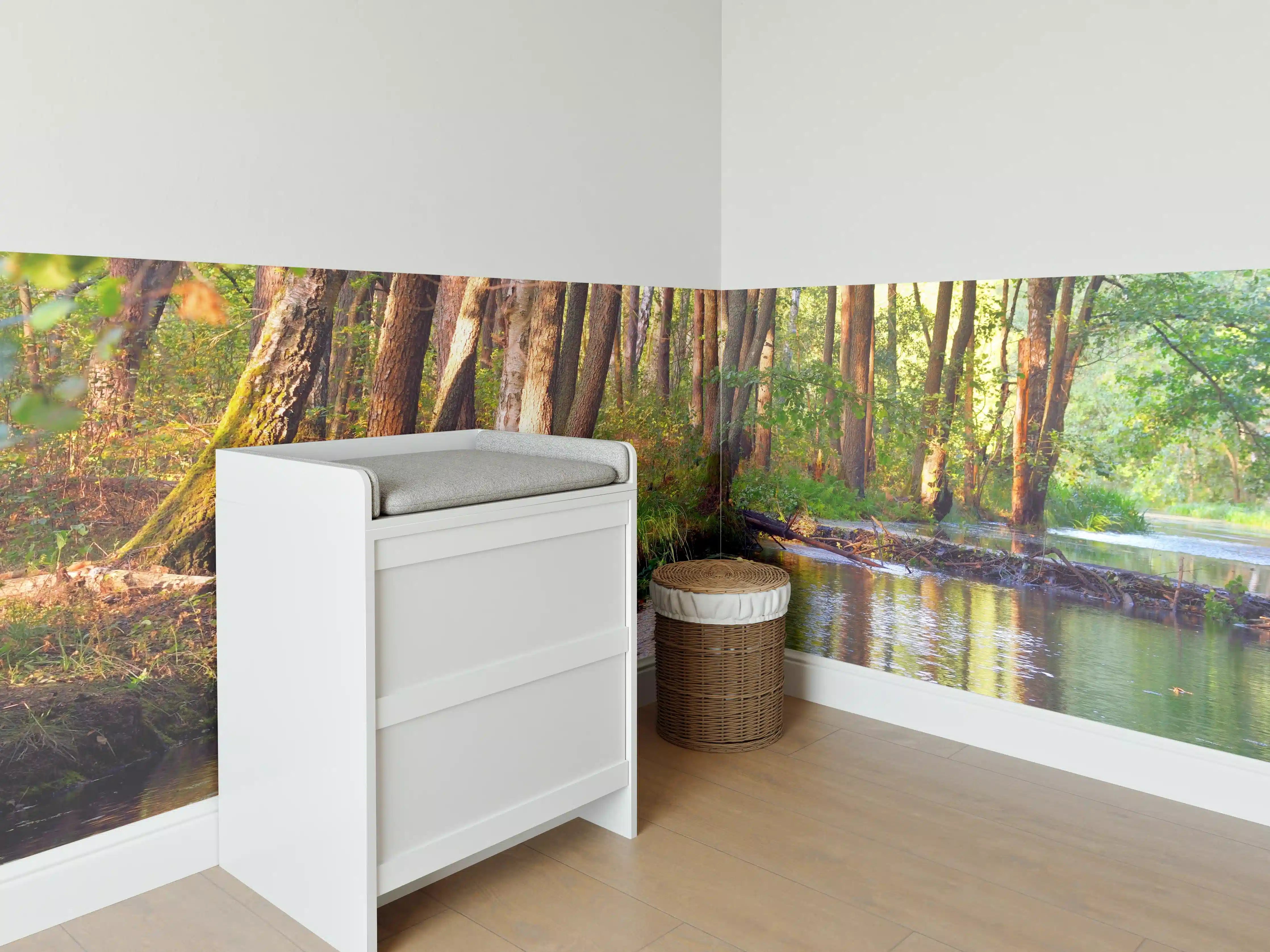 Babyzimmer Wandgestaltung - Idyllischer Fluss im Wald mit Sonnenlicht