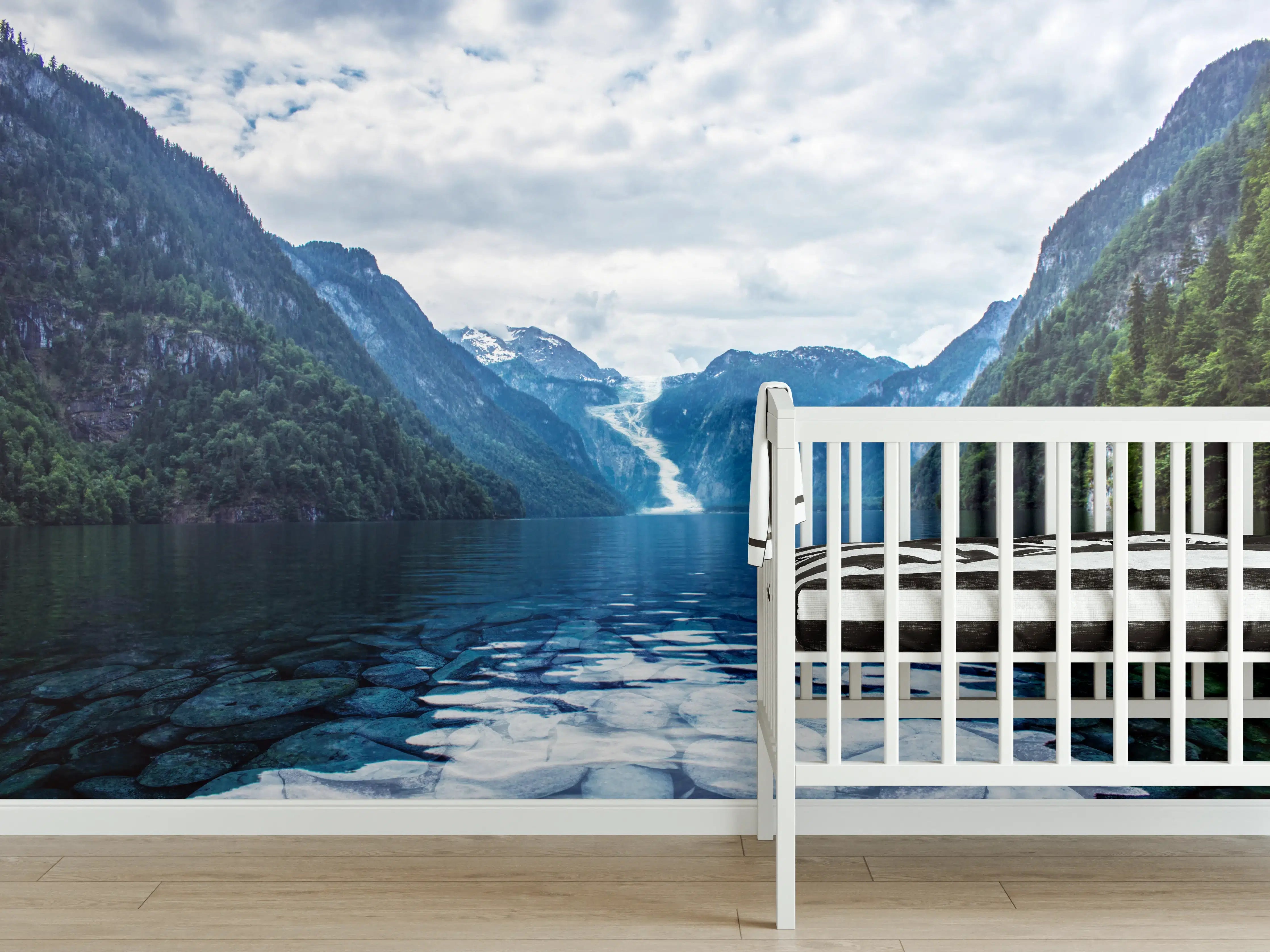 Babyzimmer Wandgestaltung - Idyllischer See in den Bergen