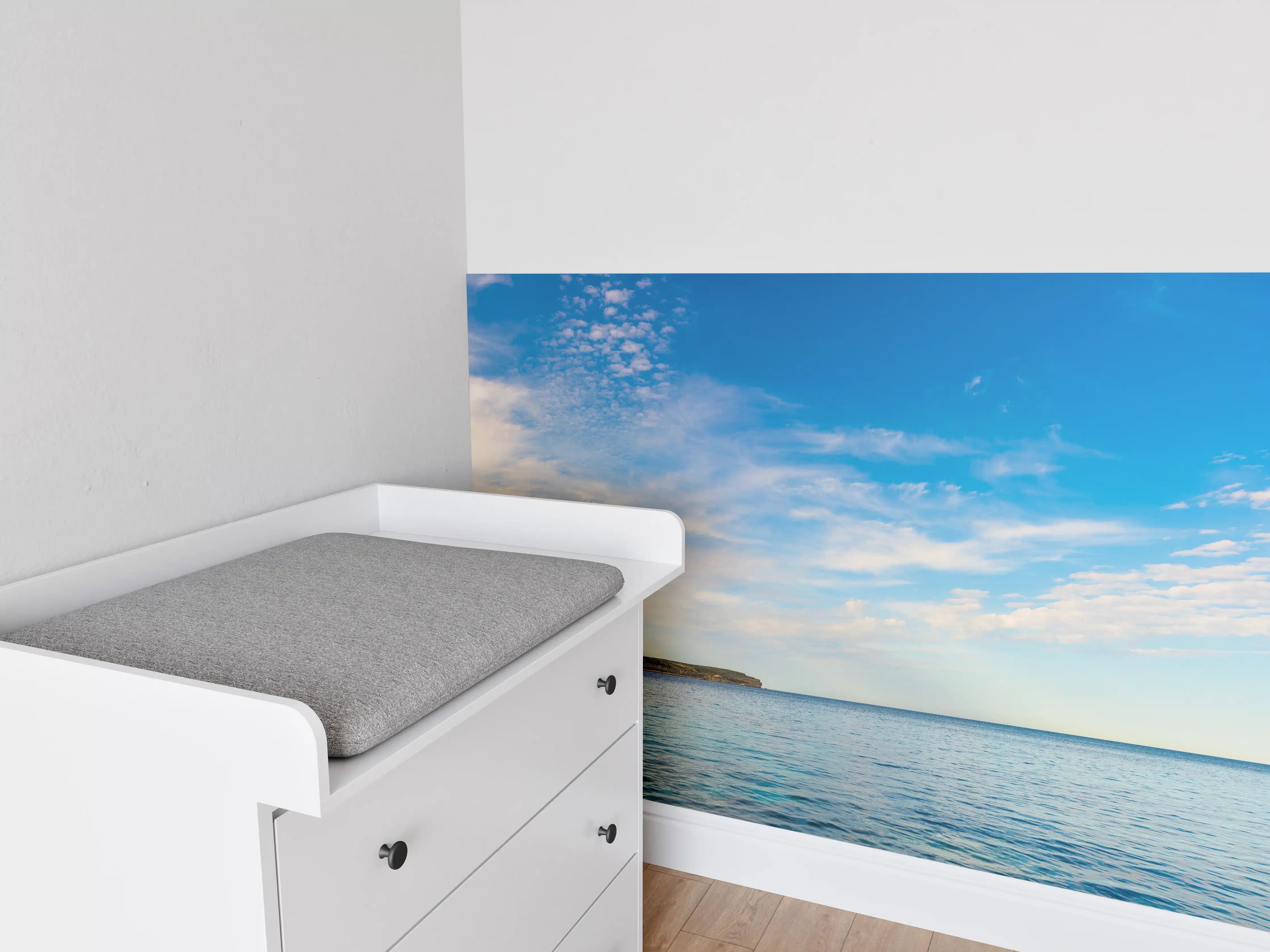 Babyzimmer Wandgestaltung - Idyllischer blauer Meereshorizont mit Wolken