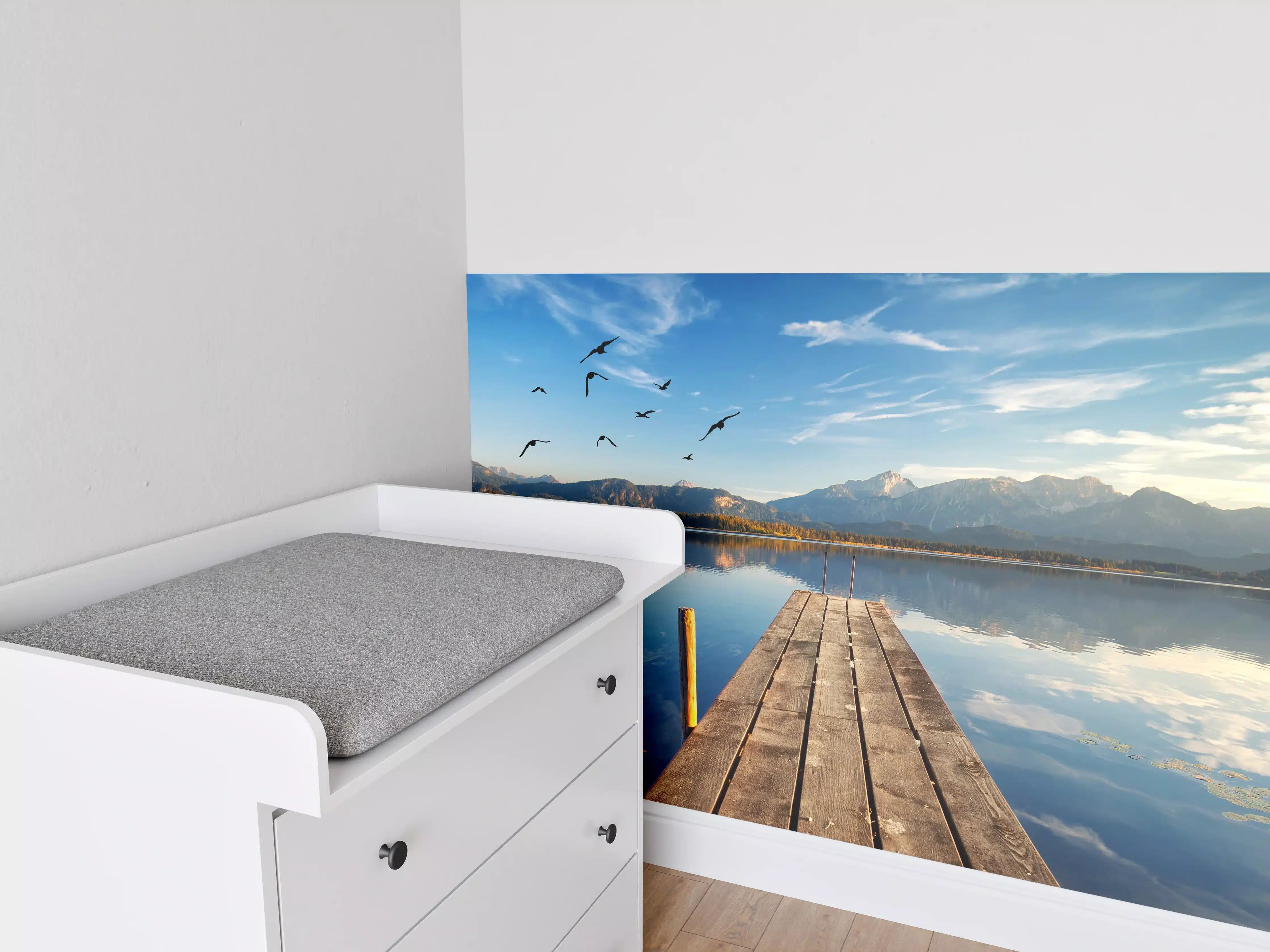 Babyzimmer Wandgestaltung - Idyllisches Dorf in Bayerischen Alpen