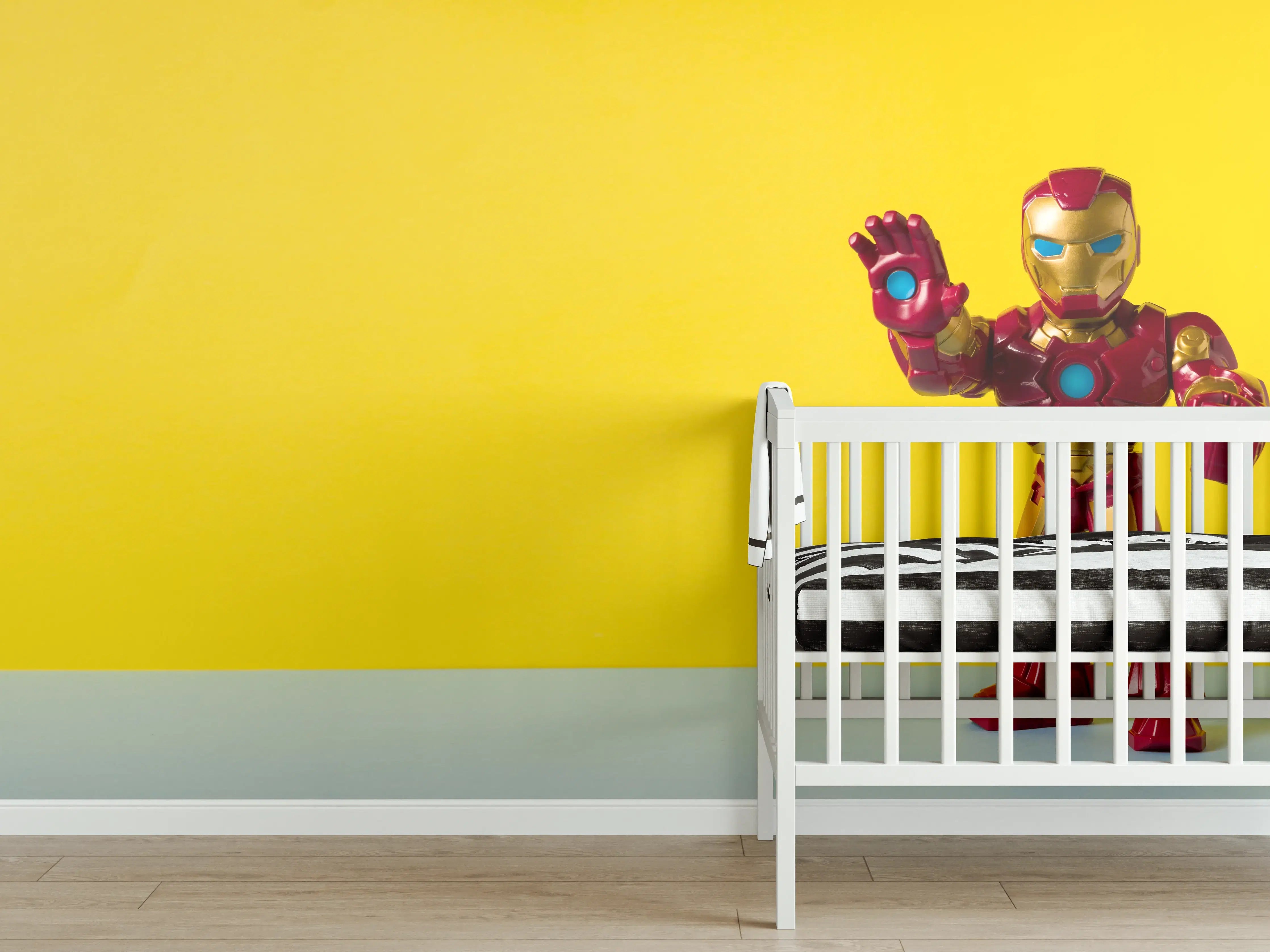 Babyzimmer Wandgestaltung - Iron Man Figur Gelber Hintergrund