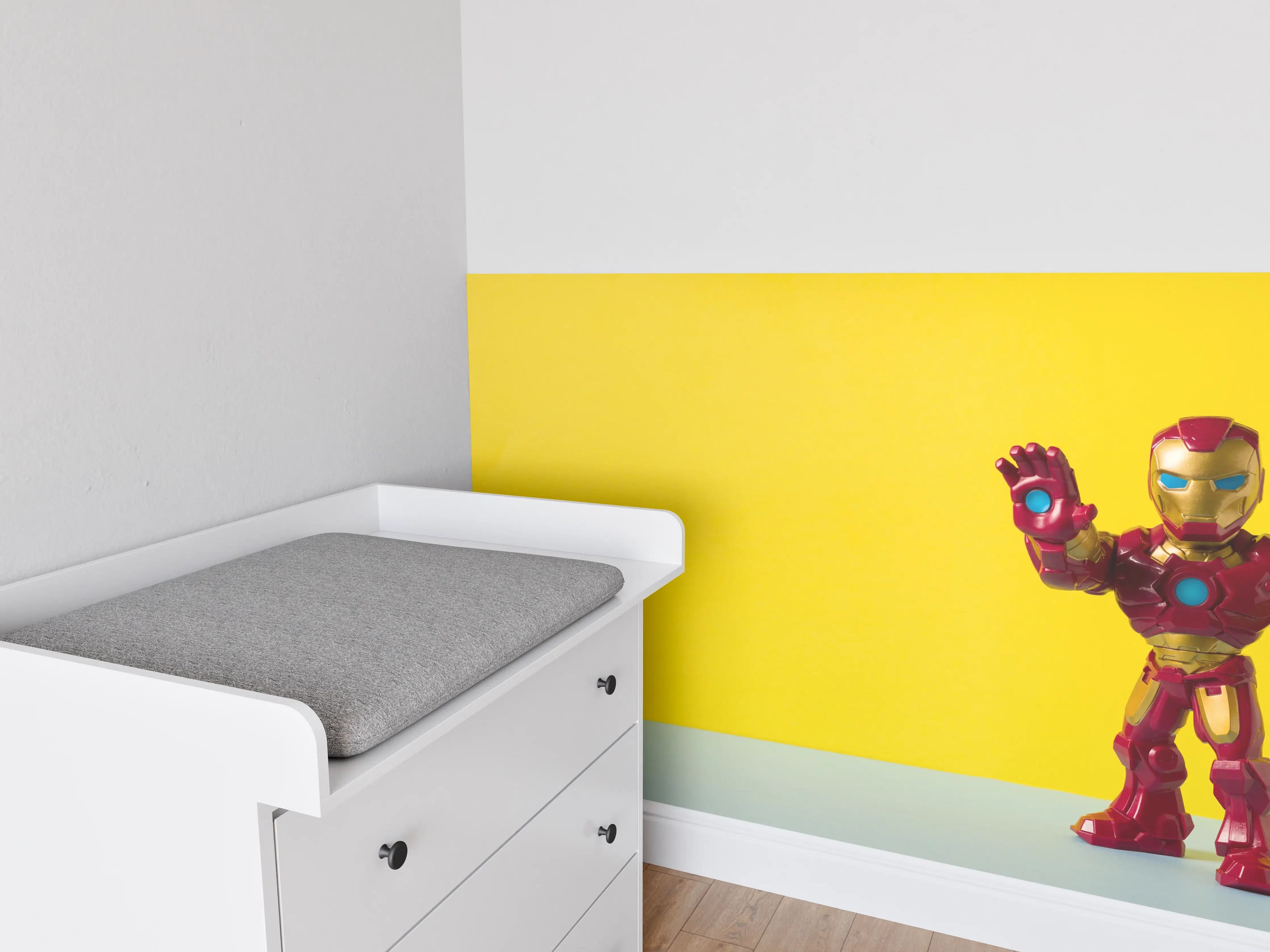 Babyzimmer Wandgestaltung - Iron Man Figur Gelber Hintergrund