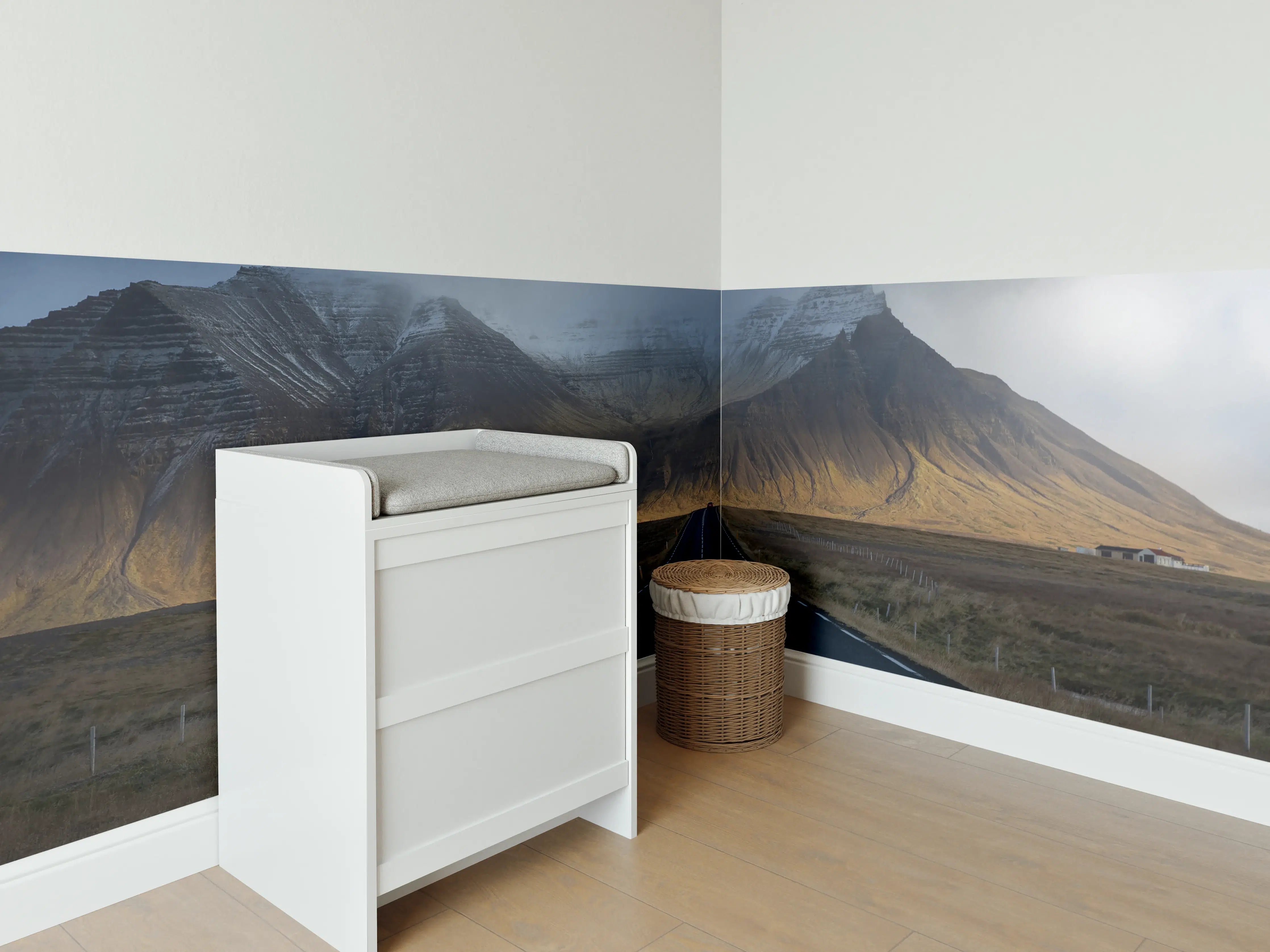 Babyzimmer Wandgestaltung - Isländische Berglandschaft am Weg