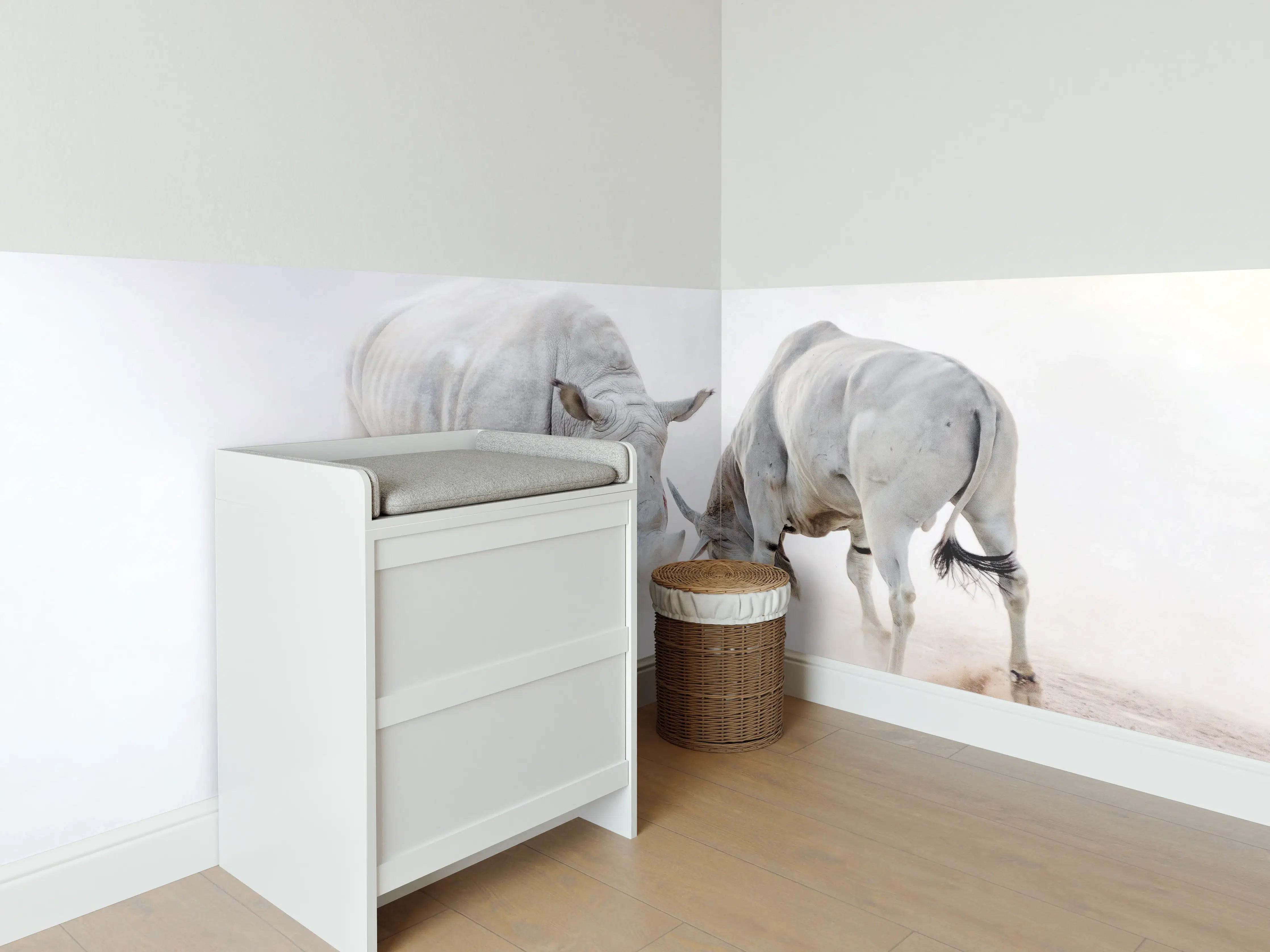 Babyzimmer Wandgestaltung - Kampf zwischen Nashorn und Oryx