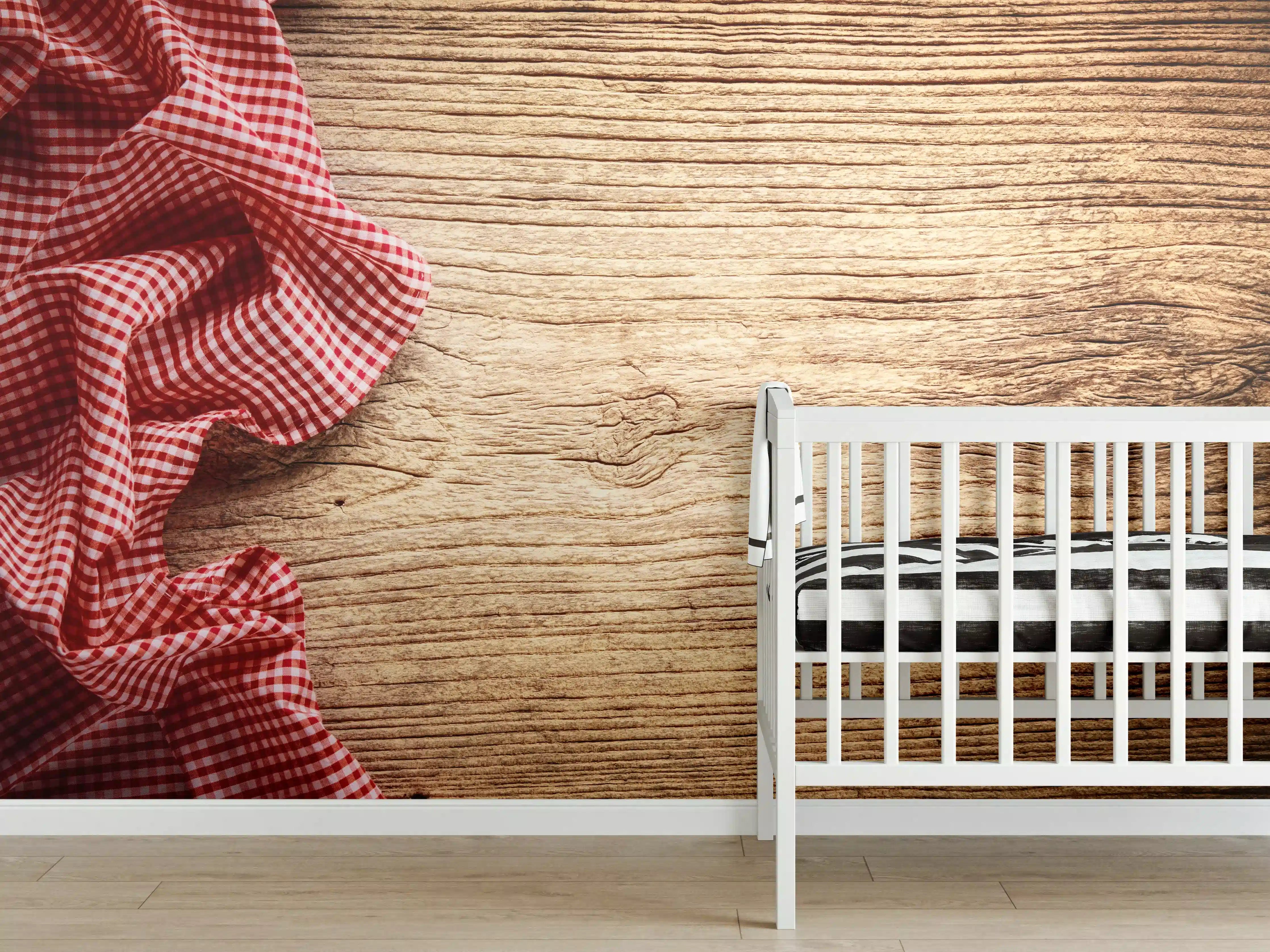 Babyzimmer Wandgestaltung - Kariertes Tischtuch auf Holztisch