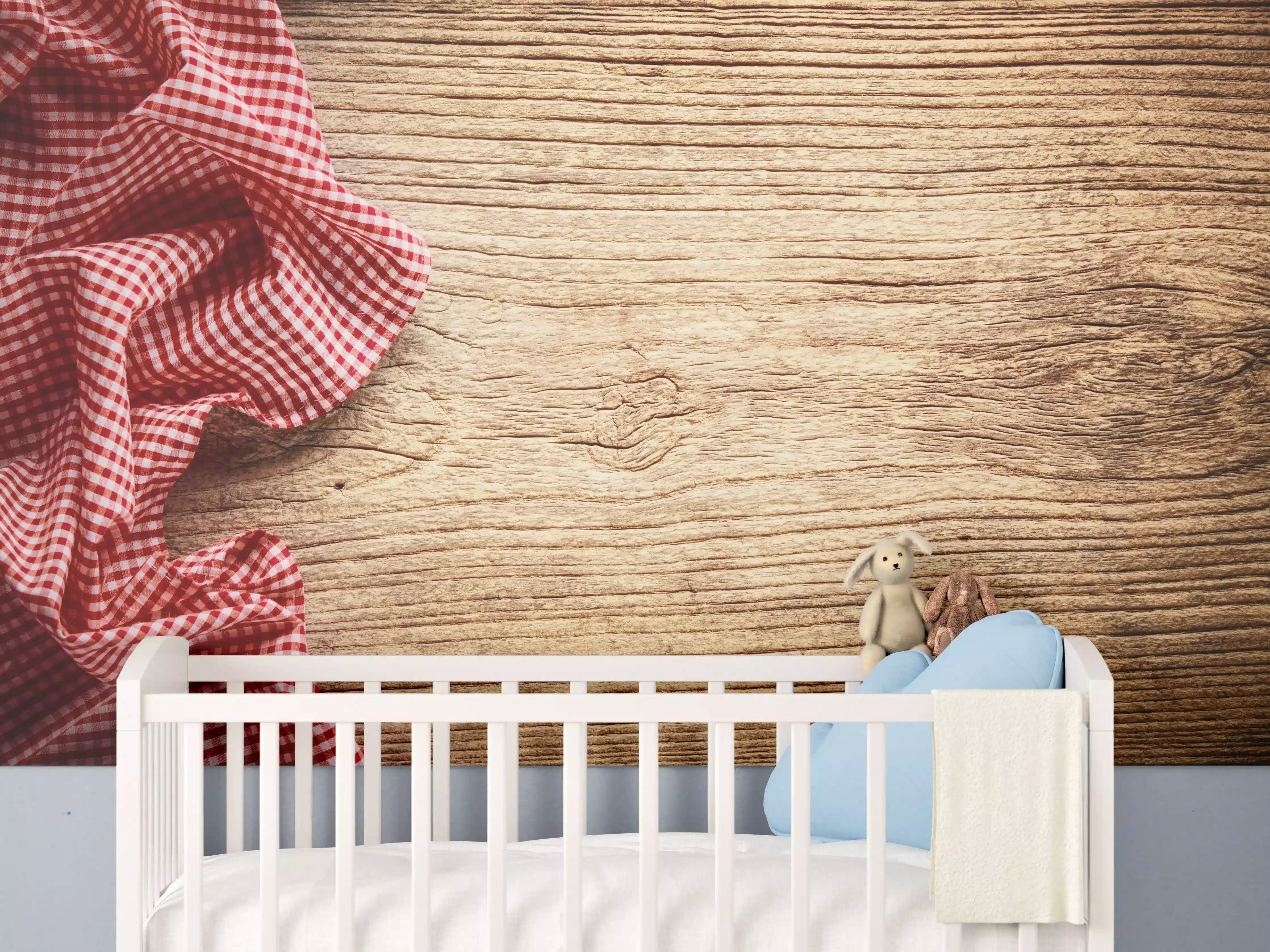Babyzimmer Wandgestaltung - Kariertes Tischtuch auf Holztisch