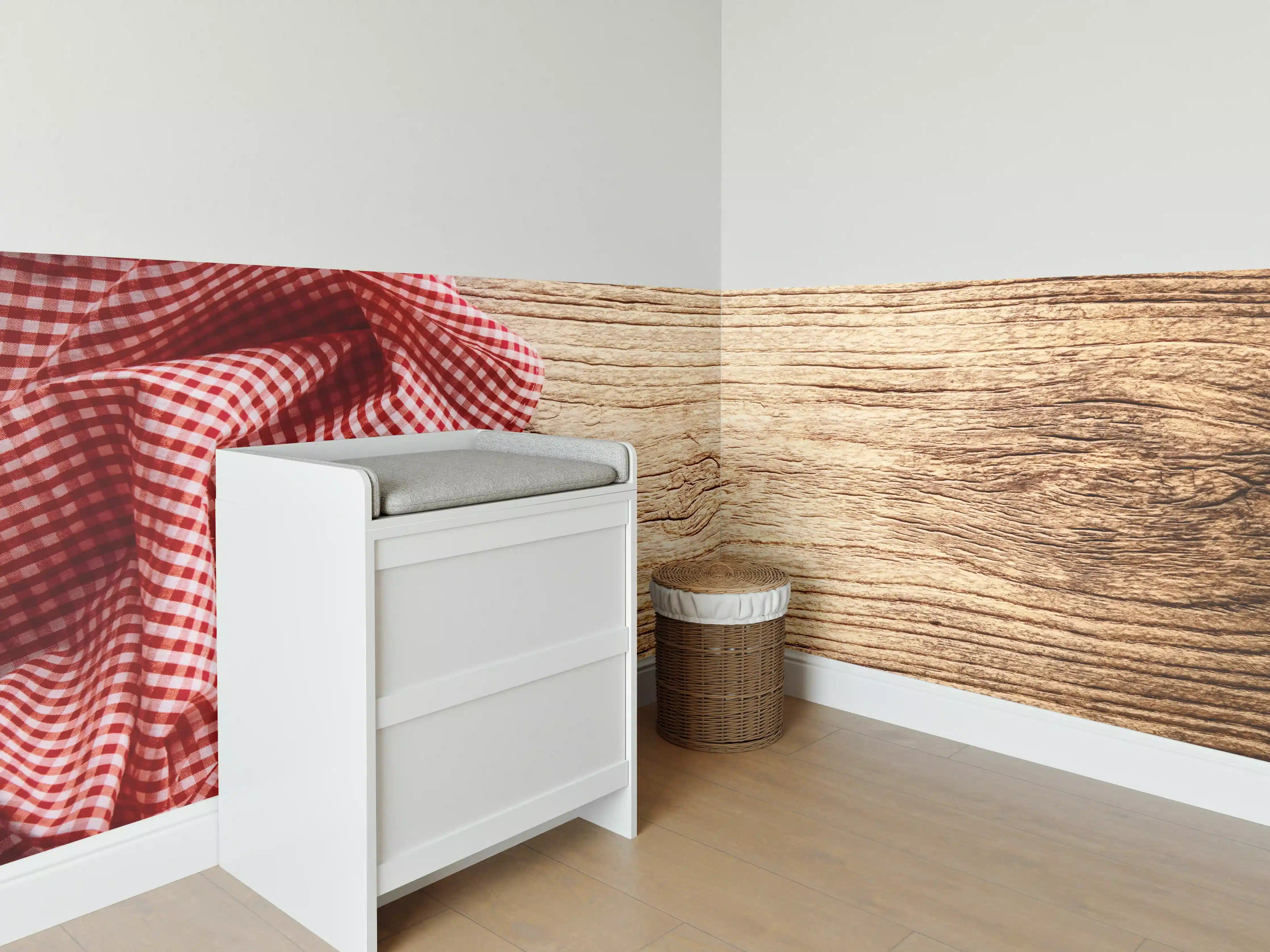 Babyzimmer Wandgestaltung - Kariertes Tischtuch auf Holztisch