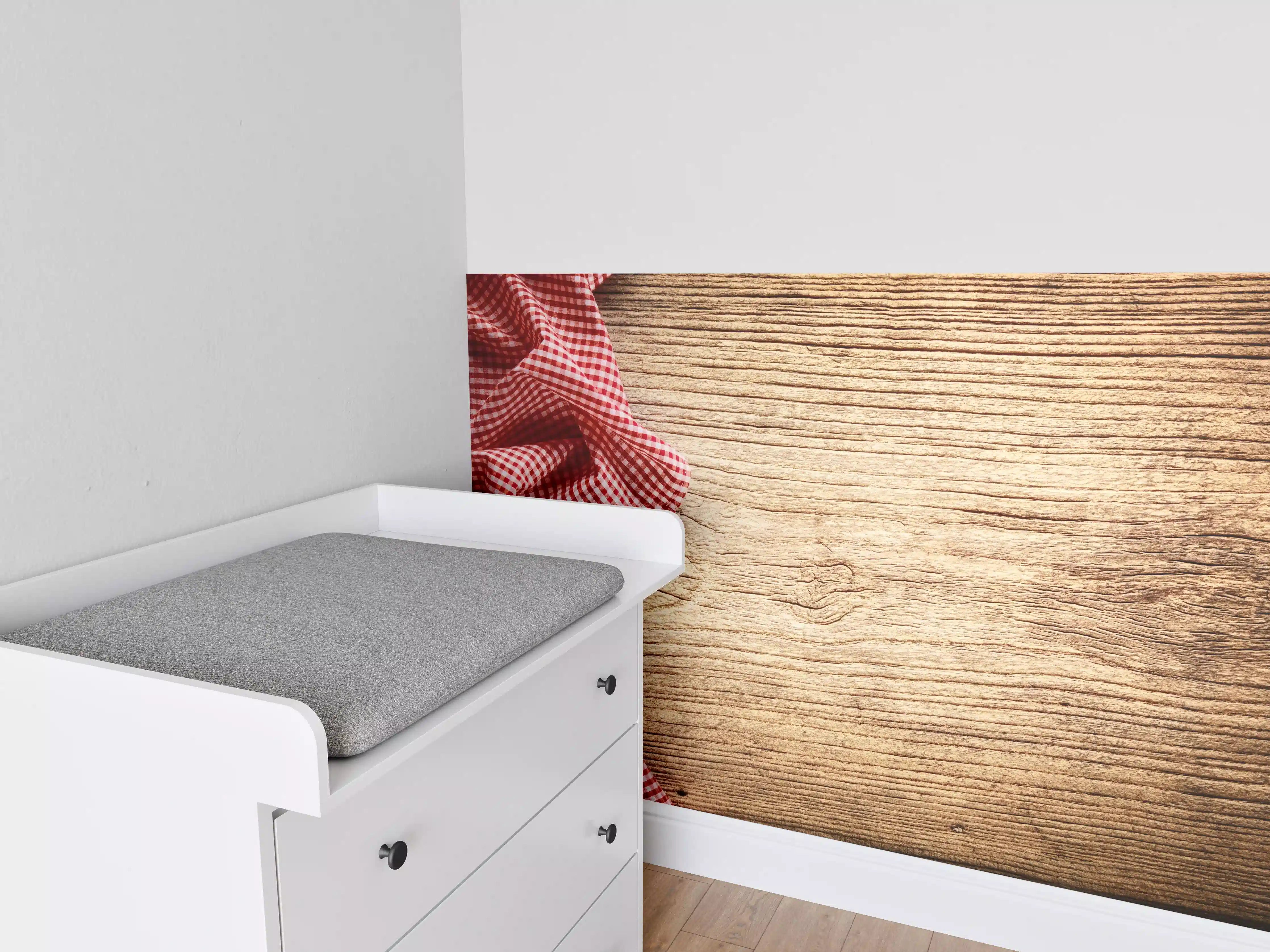 Babyzimmer Wandgestaltung - Kariertes Tischtuch auf Holztisch
