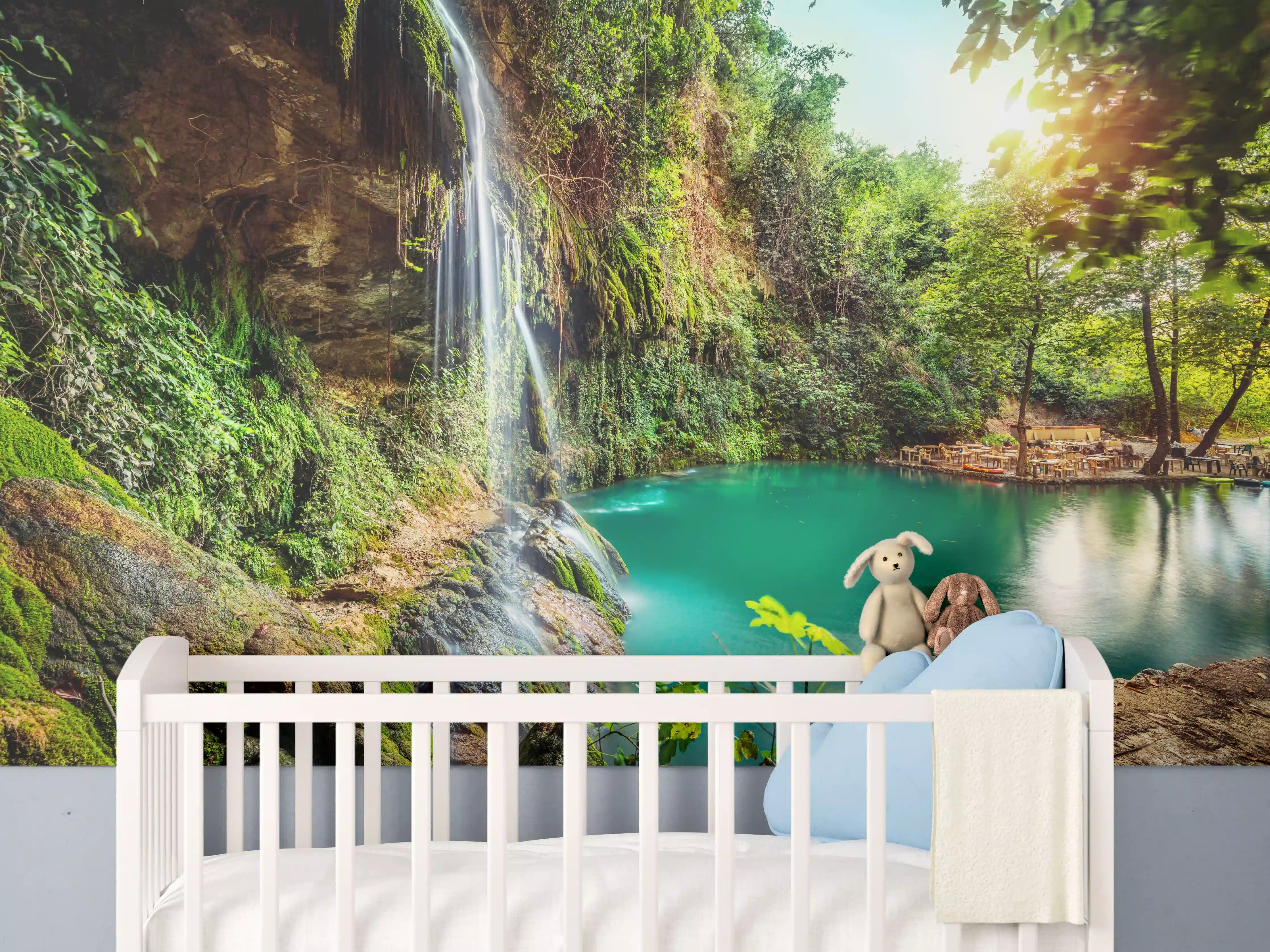 Babyzimmer Wandgestaltung - Kaskade mit klarem Bach im Libanon