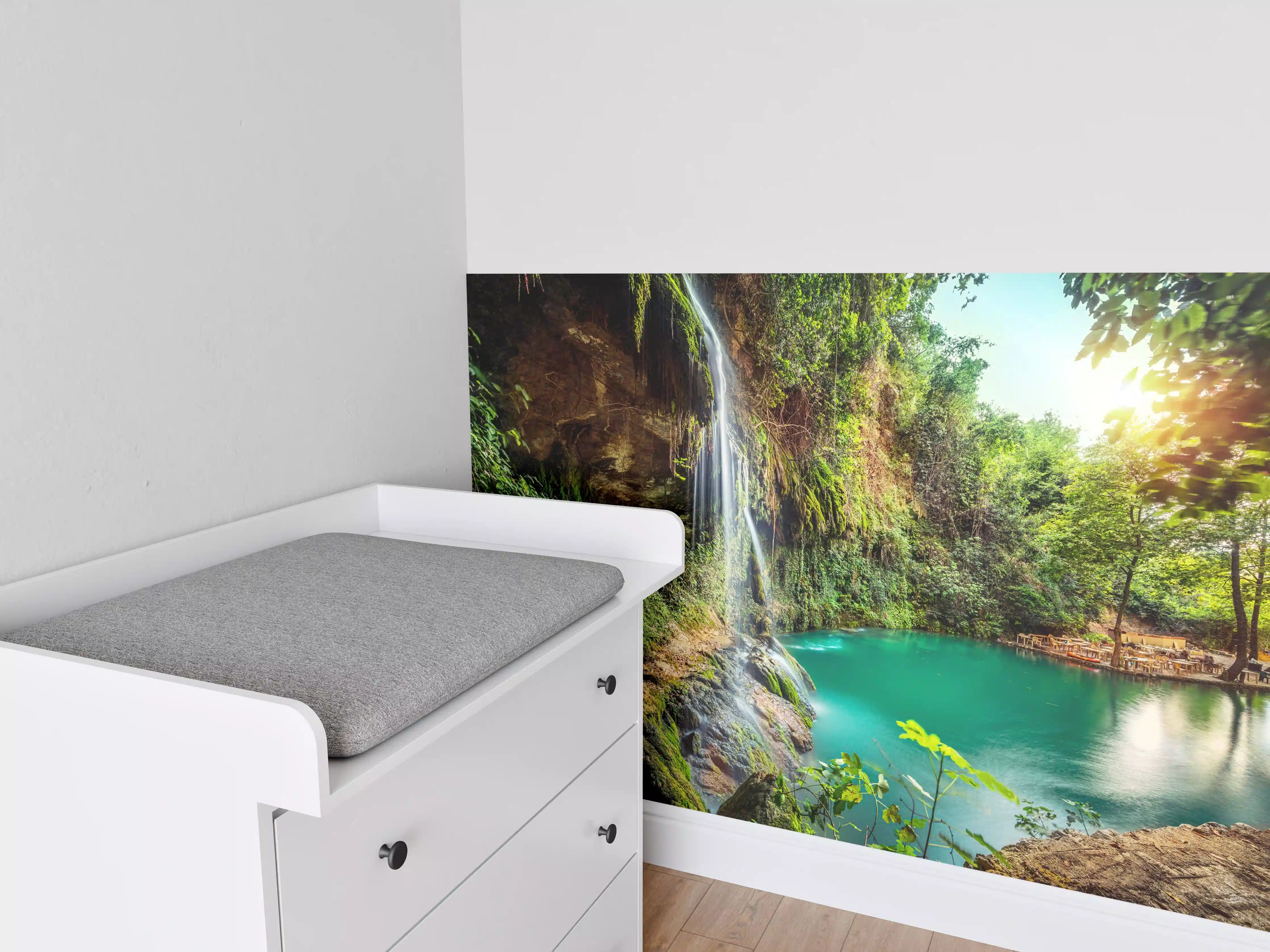 Babyzimmer Wandgestaltung - Kaskade mit klarem Bach im Libanon
