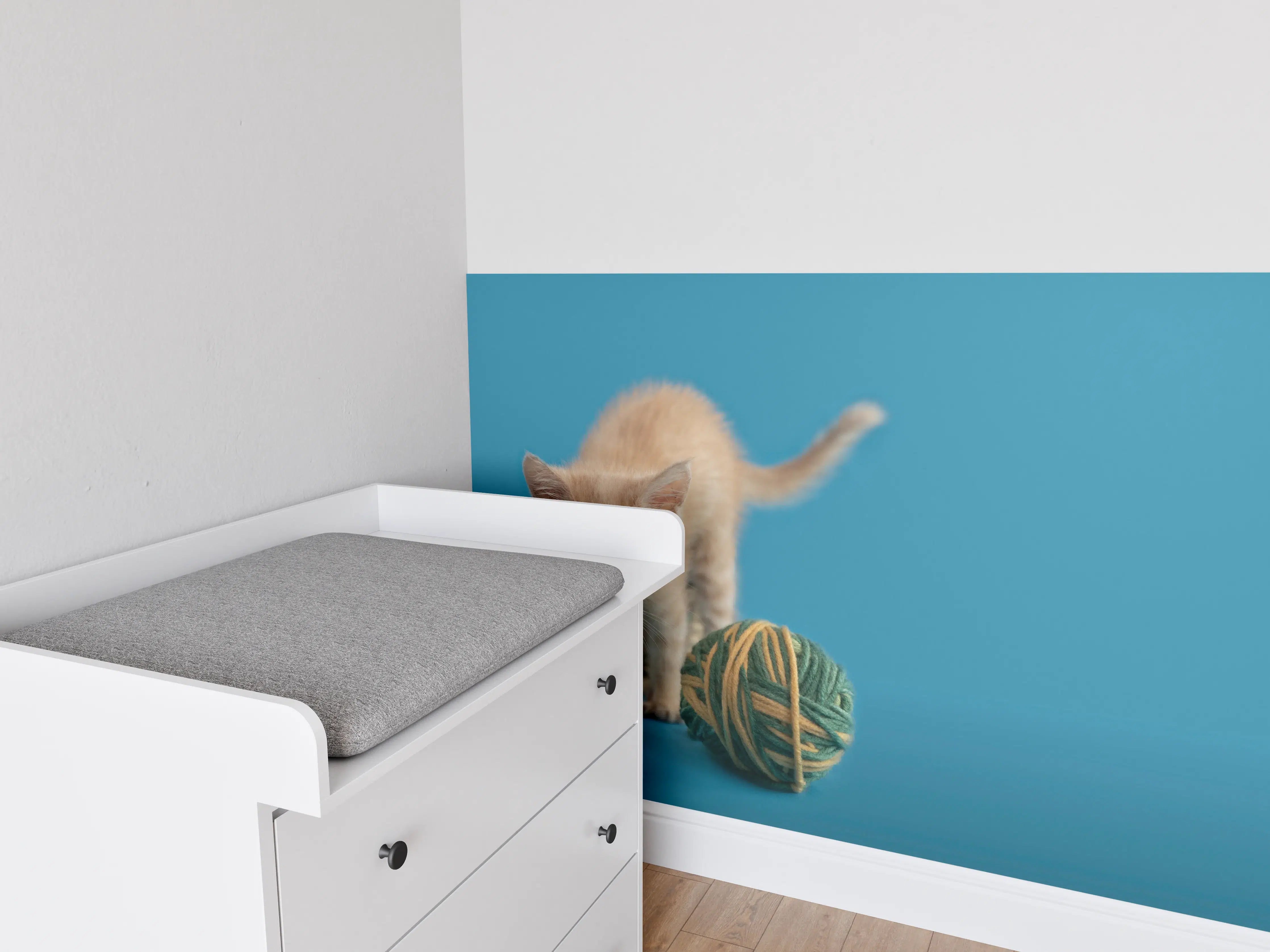 Babyzimmer Wandgestaltung - Katzenbaby spielt mit Wollknollen