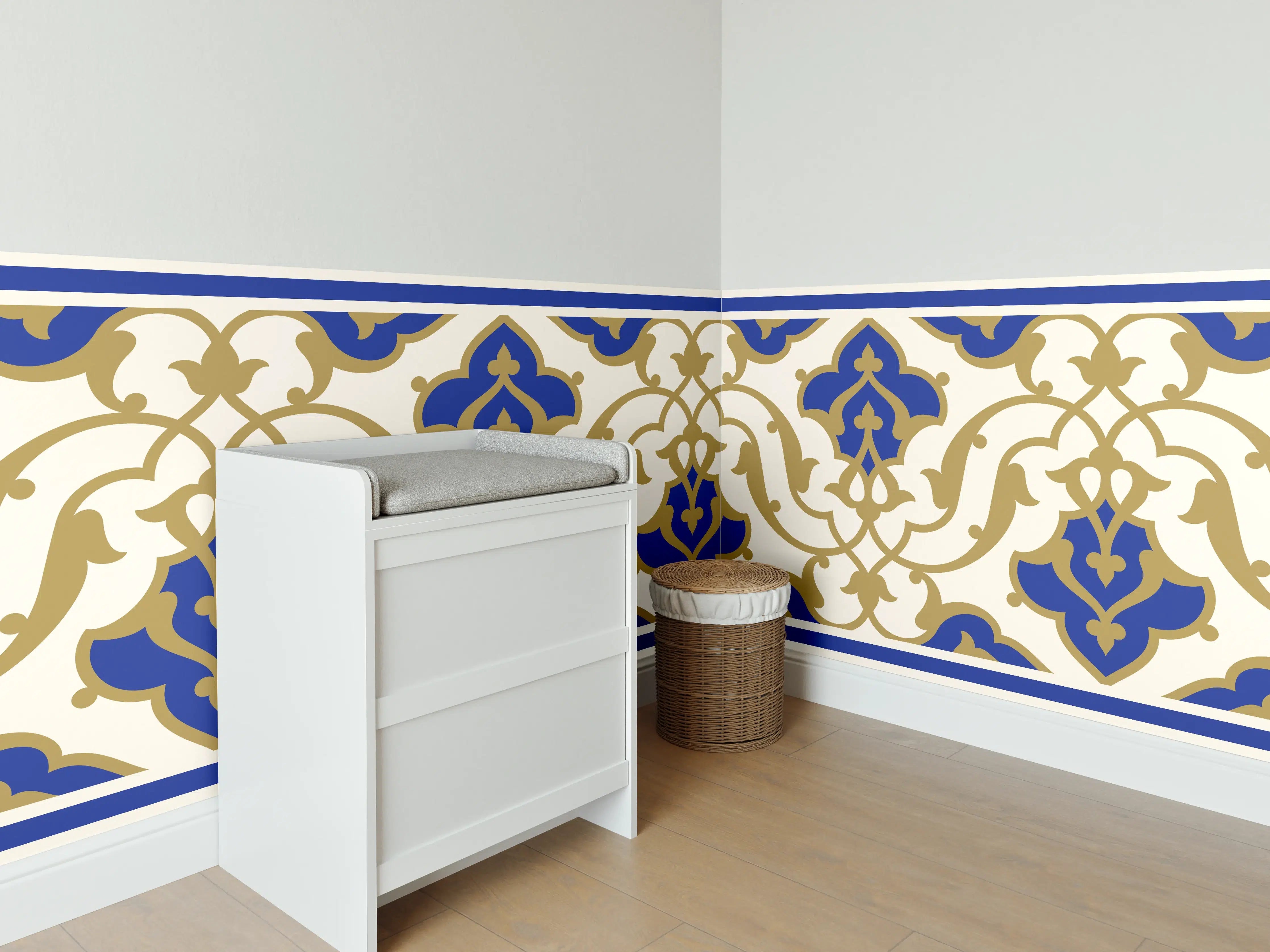 Babyzimmer Wandgestaltung - Klassisches Fliesenmuster in Blautönen mit Goldakzenten