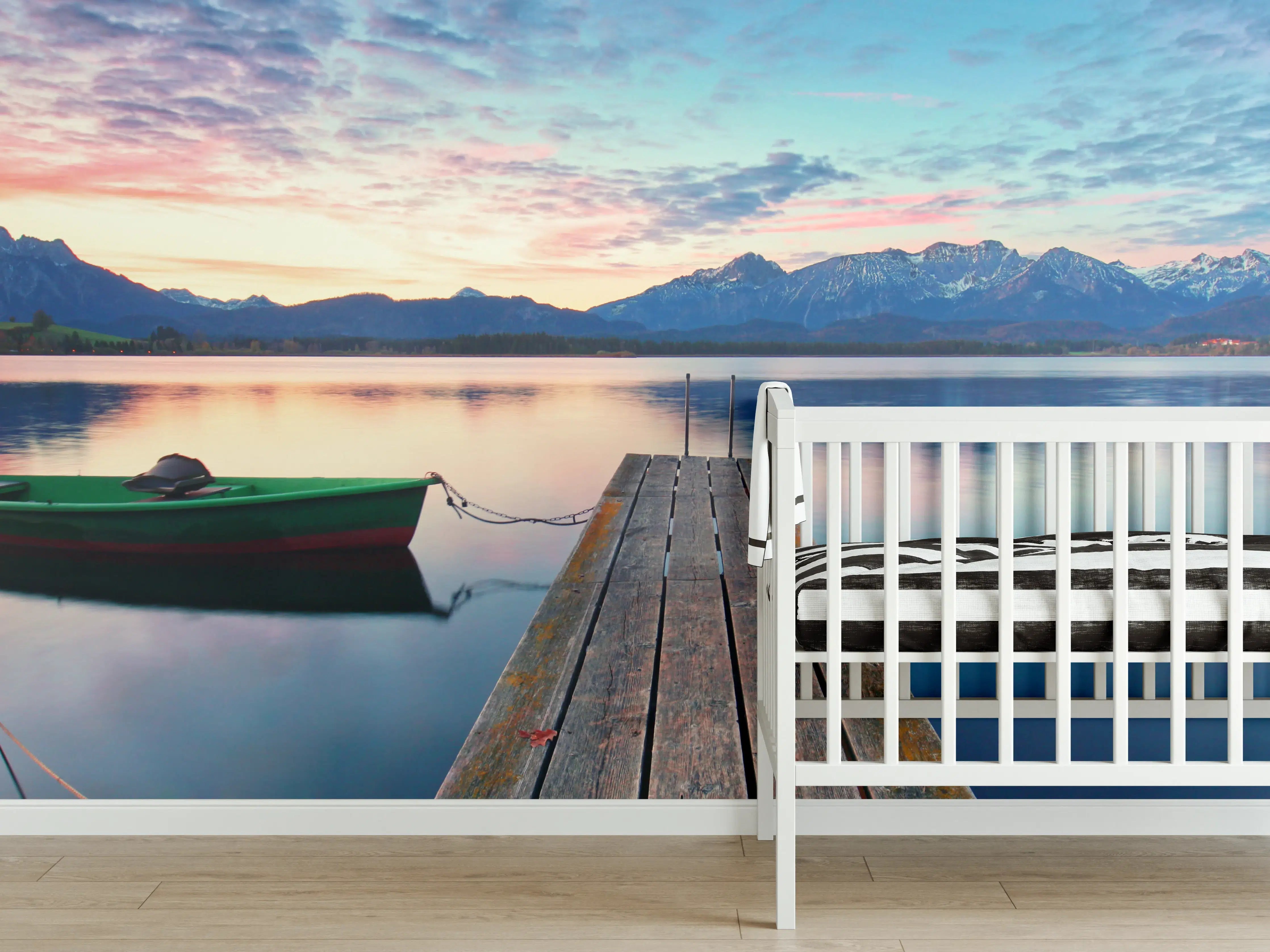 Babyzimmer Wandgestaltung - Kleines Boot am Bergsee