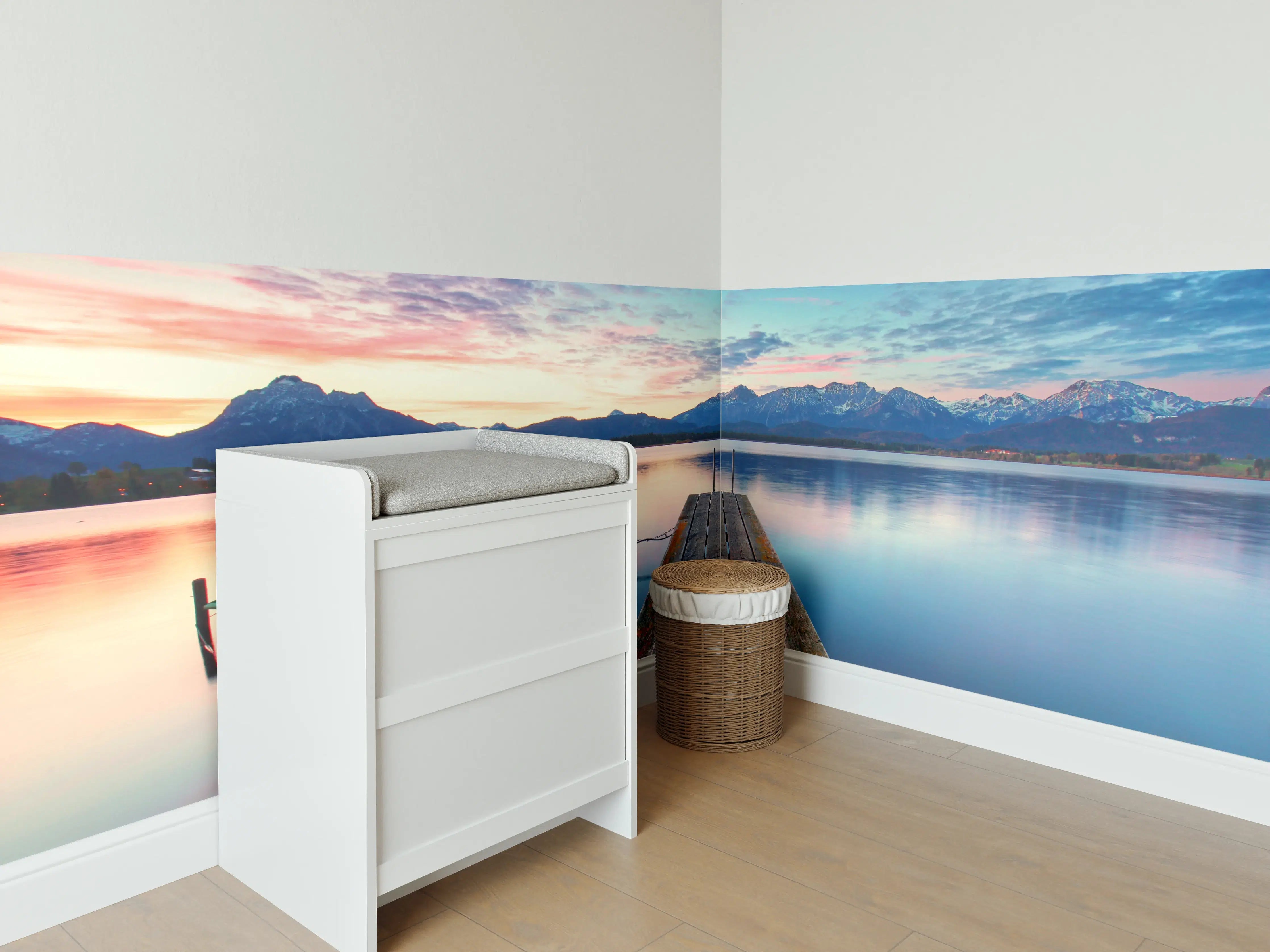 Babyzimmer Wandgestaltung - Kleines Boot am Bergsee