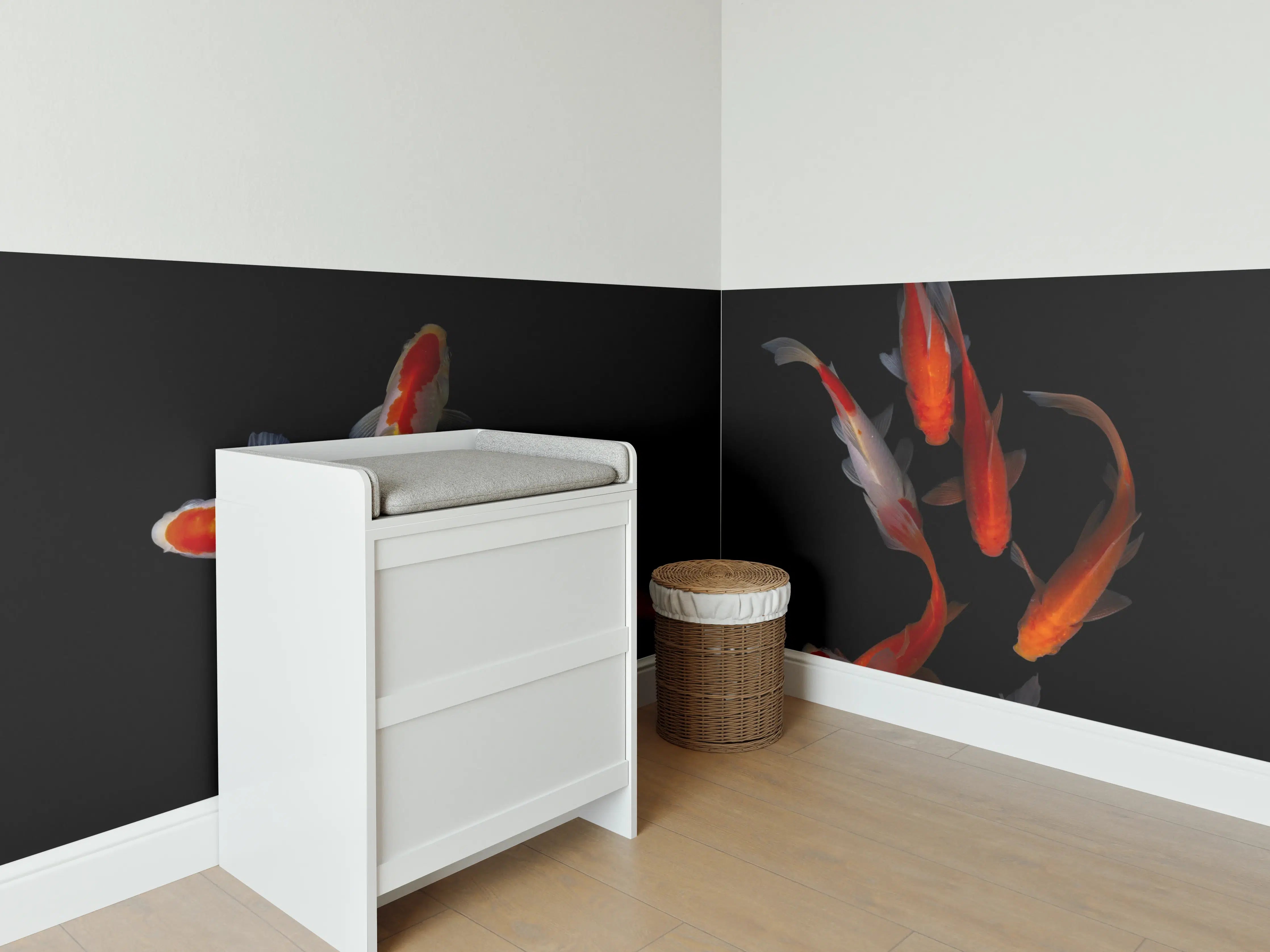 Babyzimmer Wandgestaltung - Koi Fische auf schwarzem Hintergrund