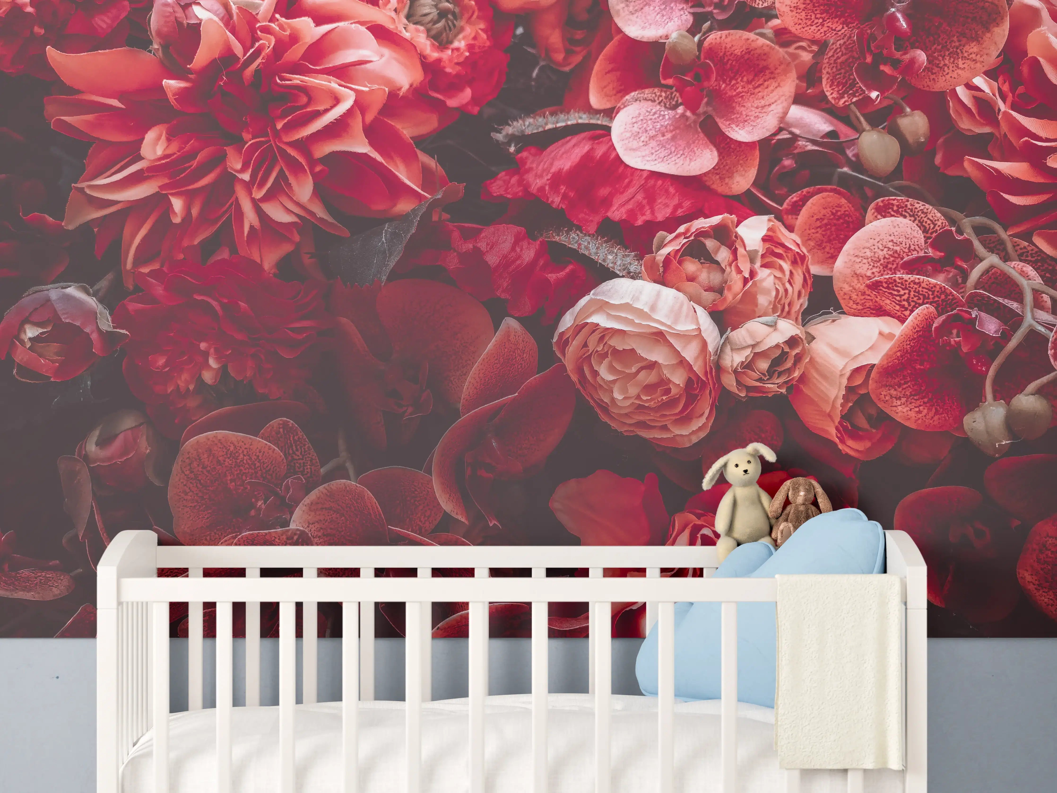 Babyzimmer Wandgestaltung - Künstliche rötliche Blumen