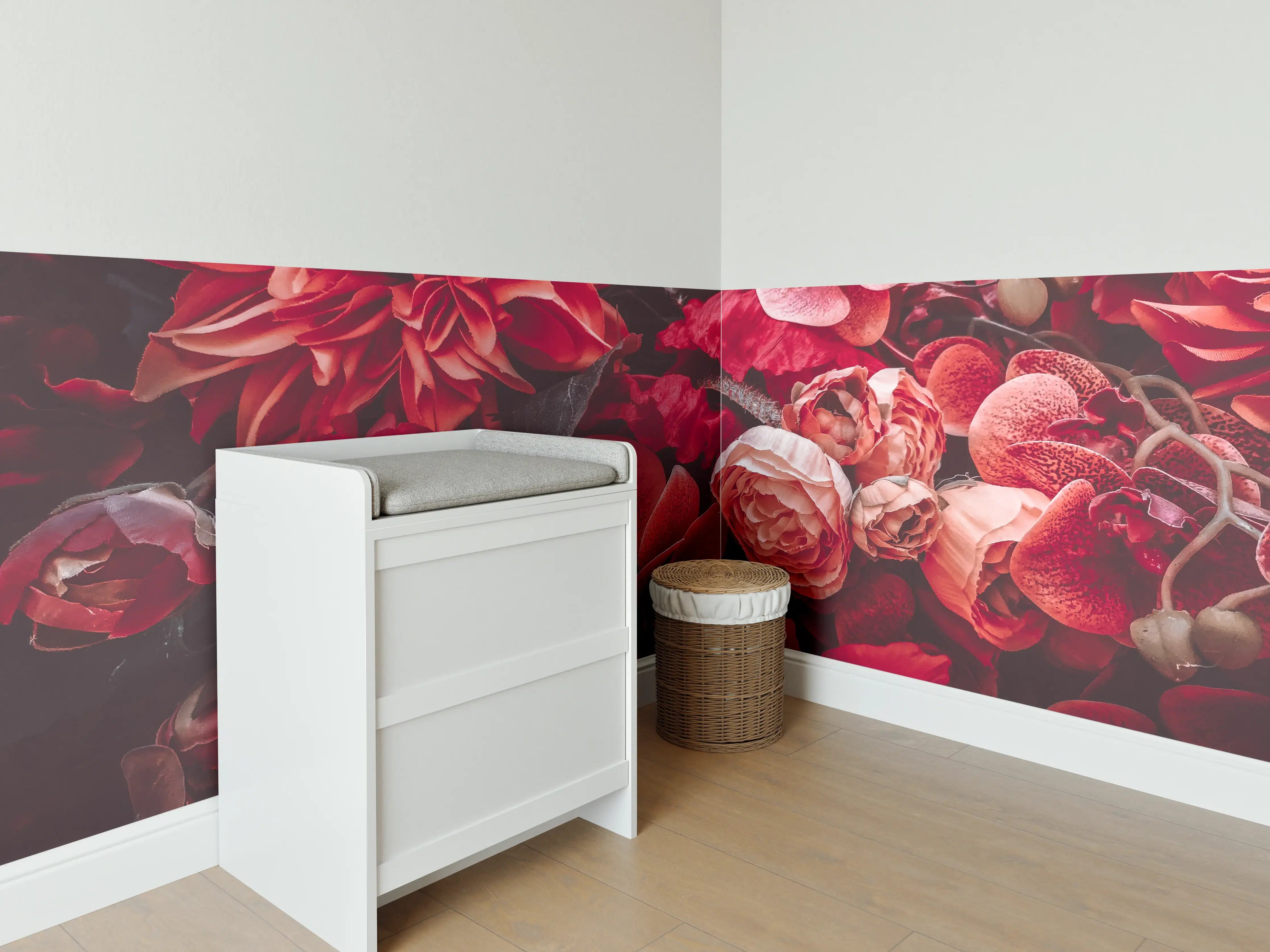 Babyzimmer Wandgestaltung - Künstliche rötliche Blumen