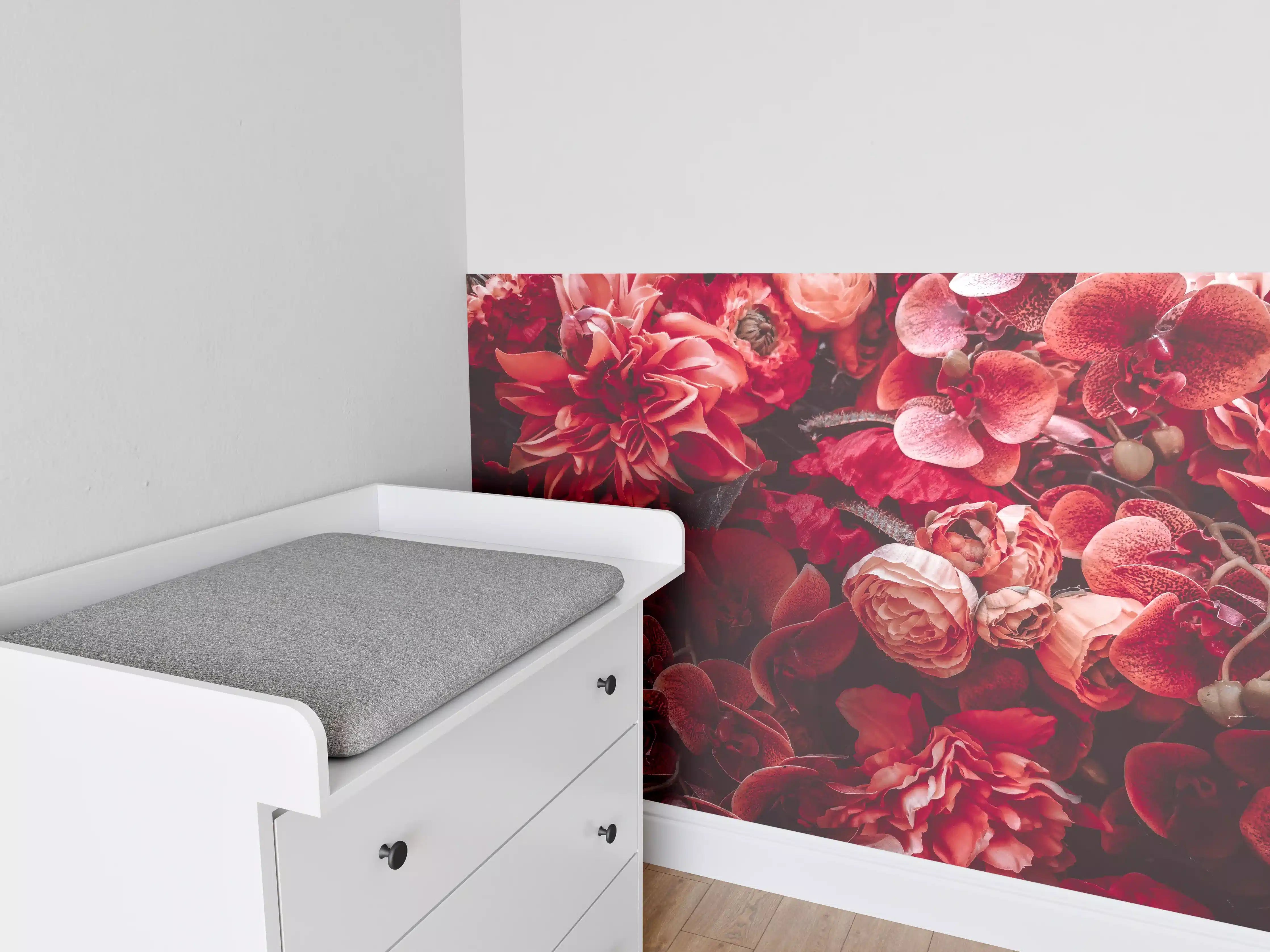 Babyzimmer Wandgestaltung - Künstliche rötliche Blumen