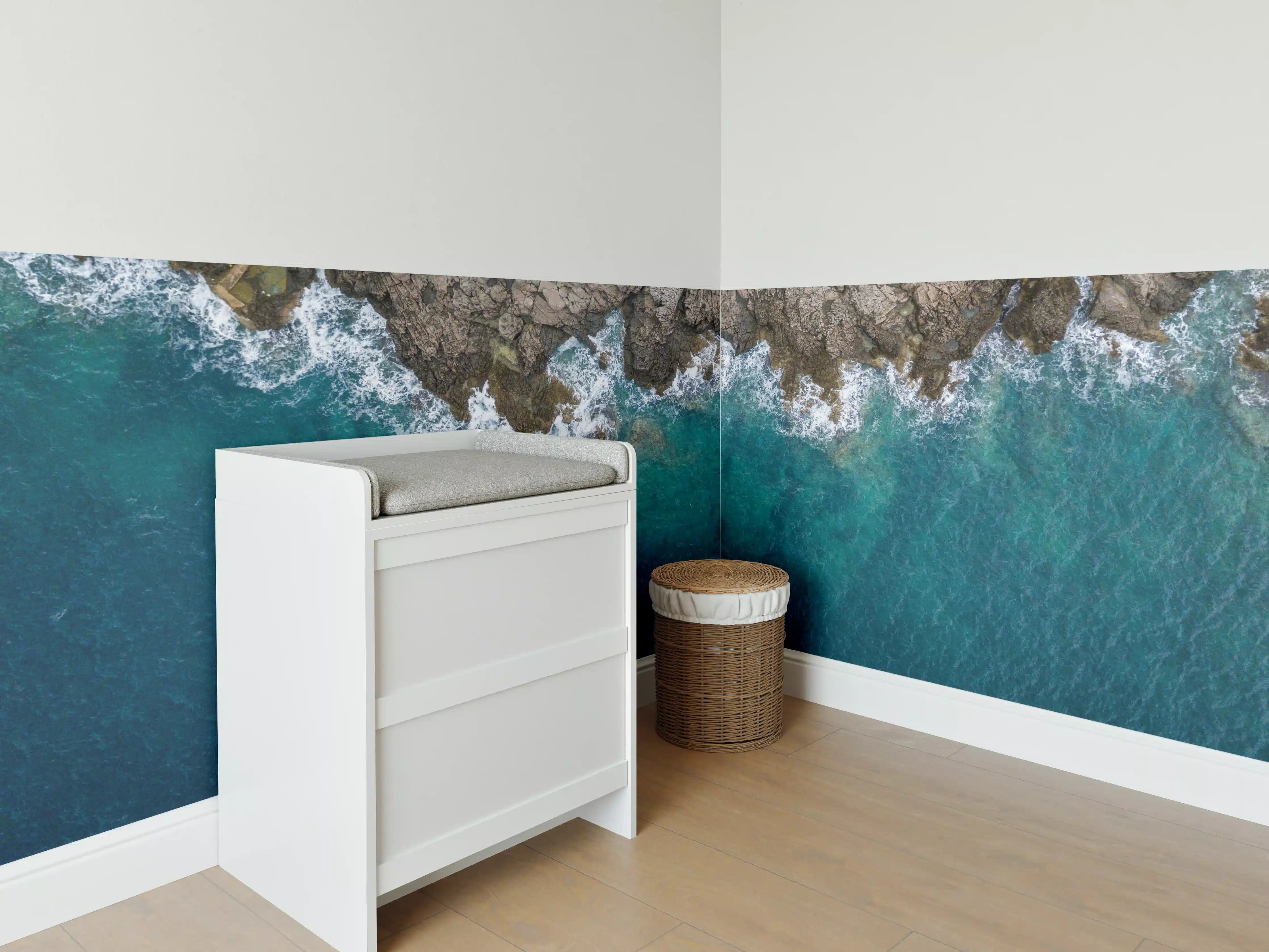Babyzimmer Wandgestaltung - Küstenklippen über dem blauen Meer