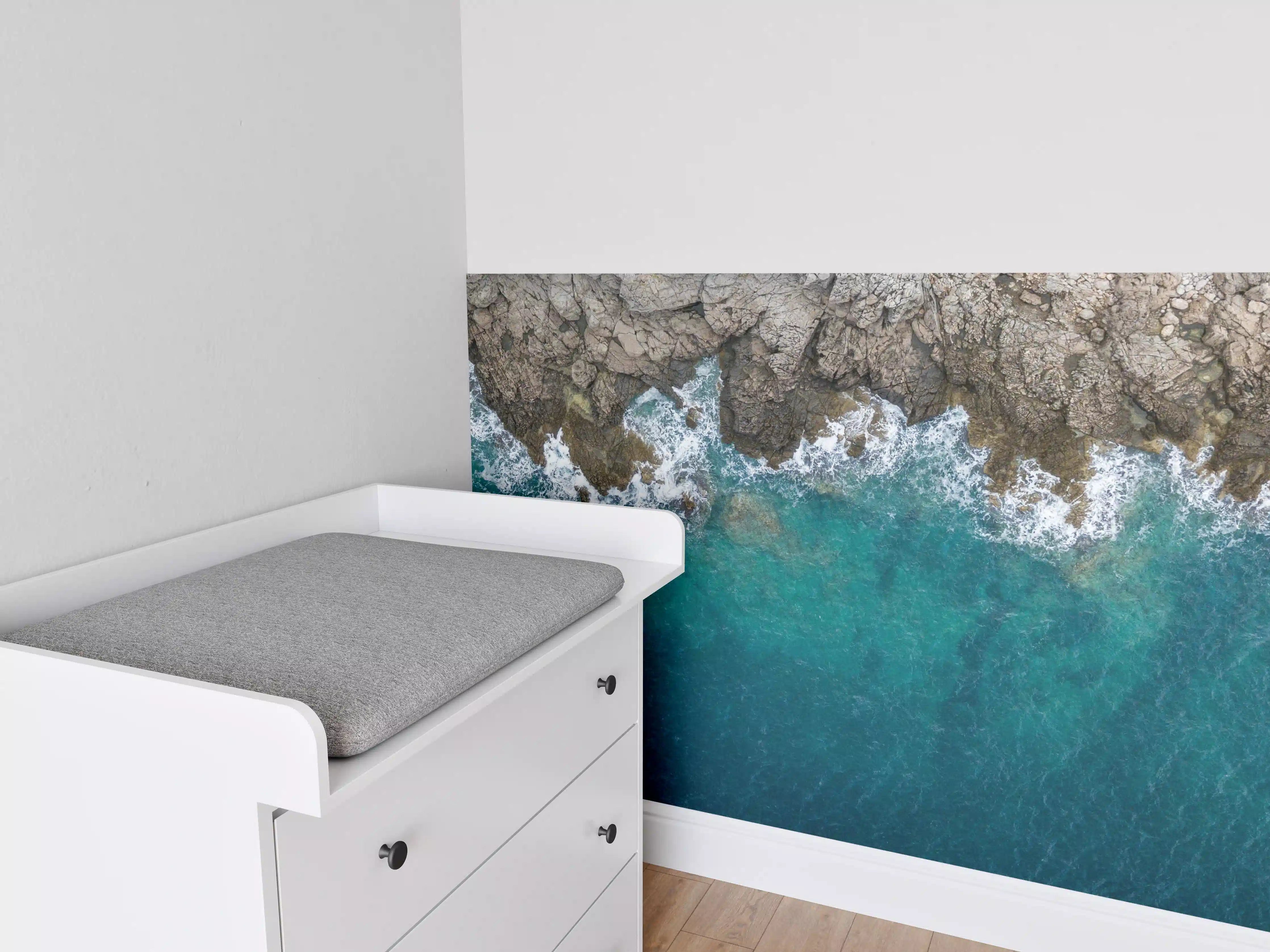 Babyzimmer Wandgestaltung - Küstenklippen über dem blauen Meer