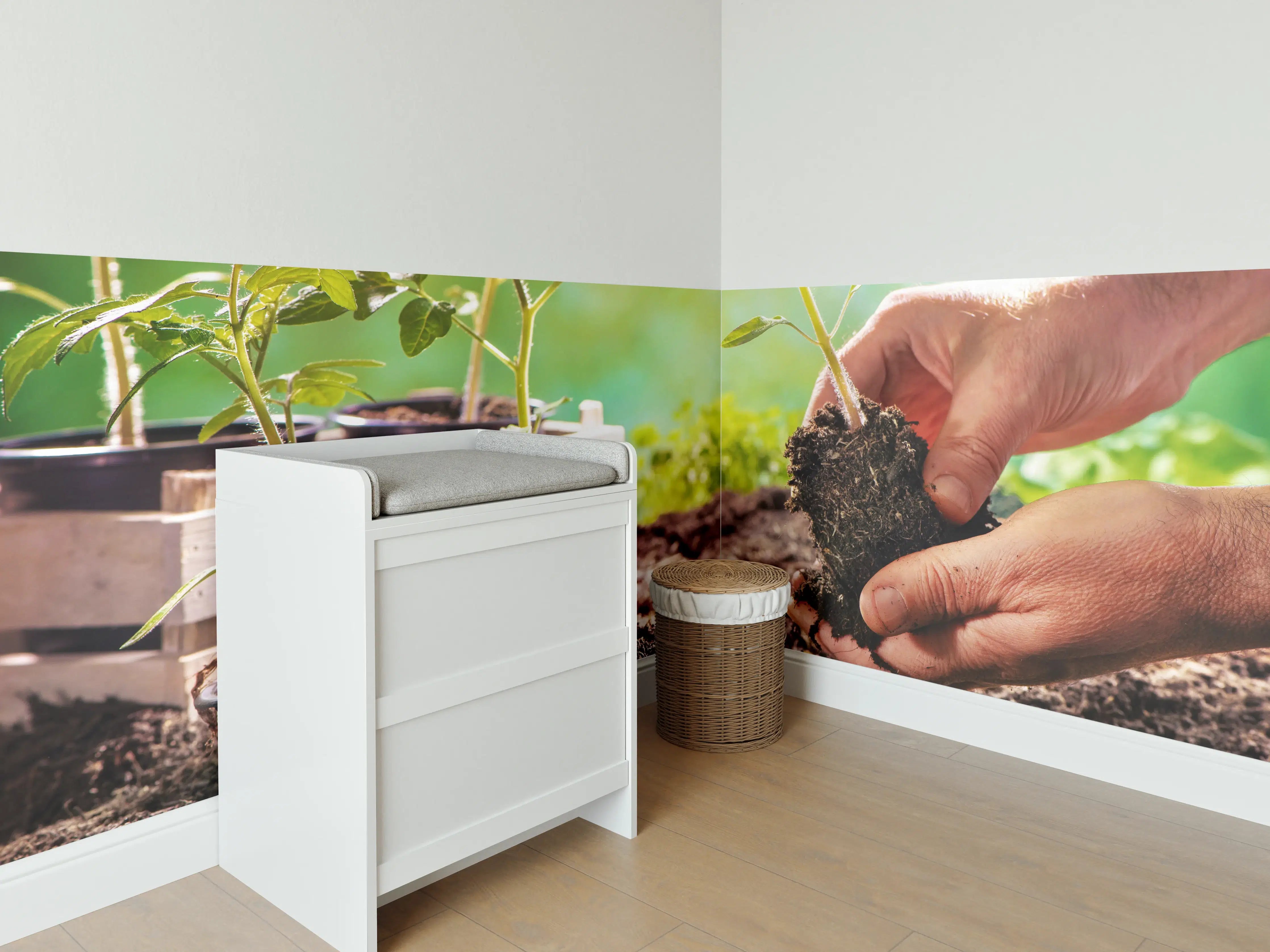 Babyzimmer Wandgestaltung - Landwirt pflanzt Tomatensetzlinge