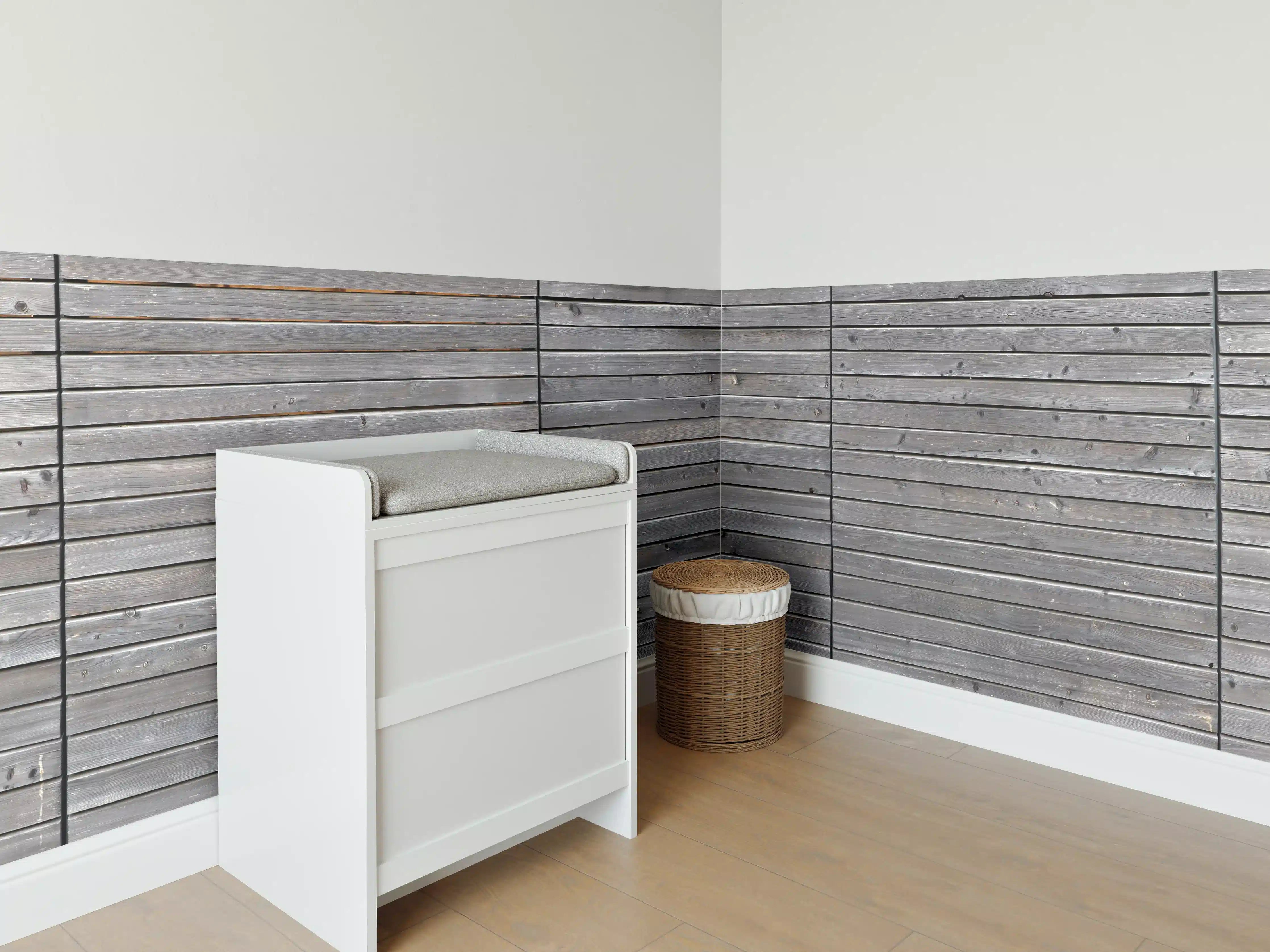 Babyzimmer Wandgestaltung - Langer grauer Holzzaun