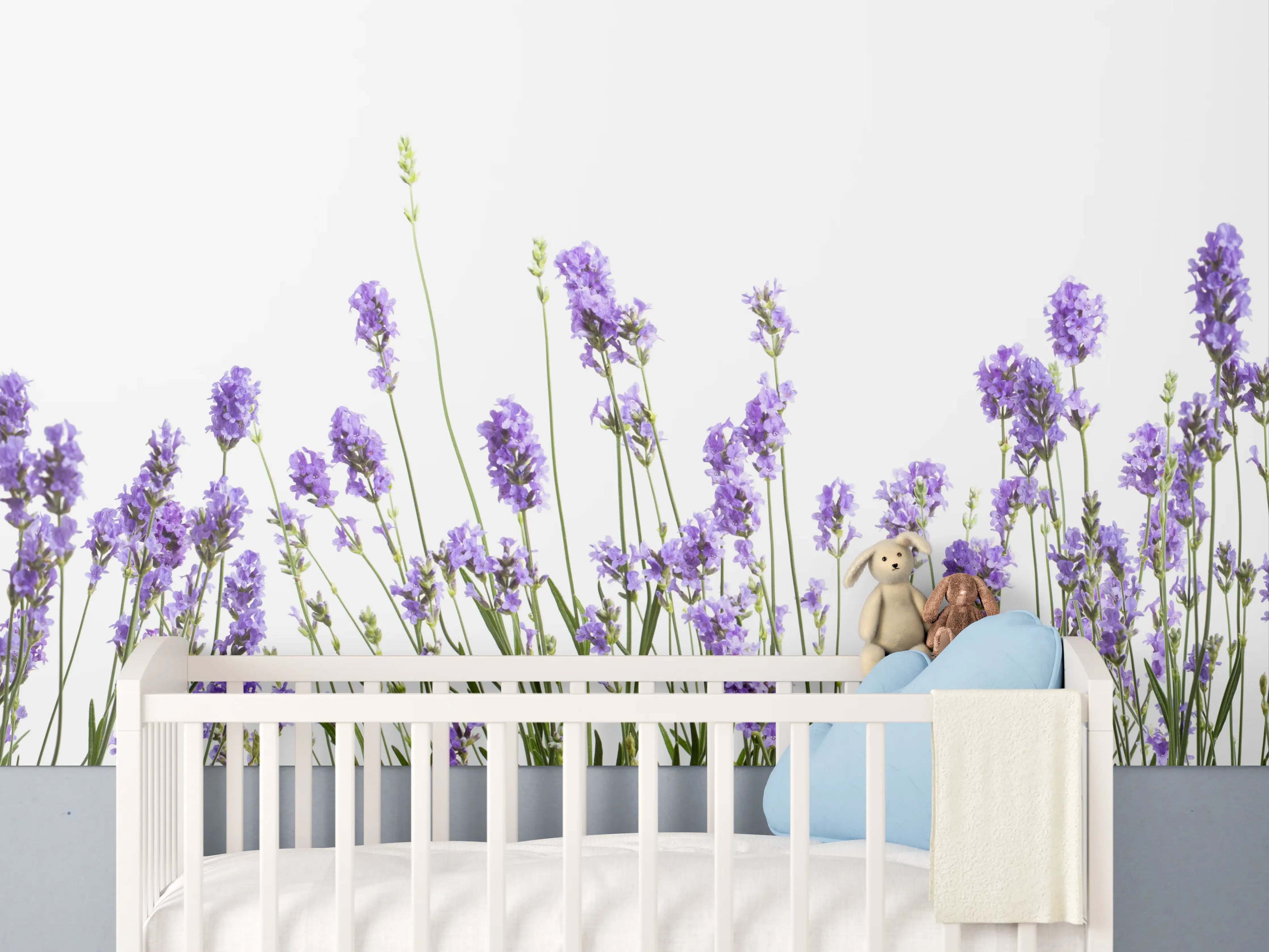 Babyzimmer Wandgestaltung - Lavendel im Garten mit sanftem Lila-Ton