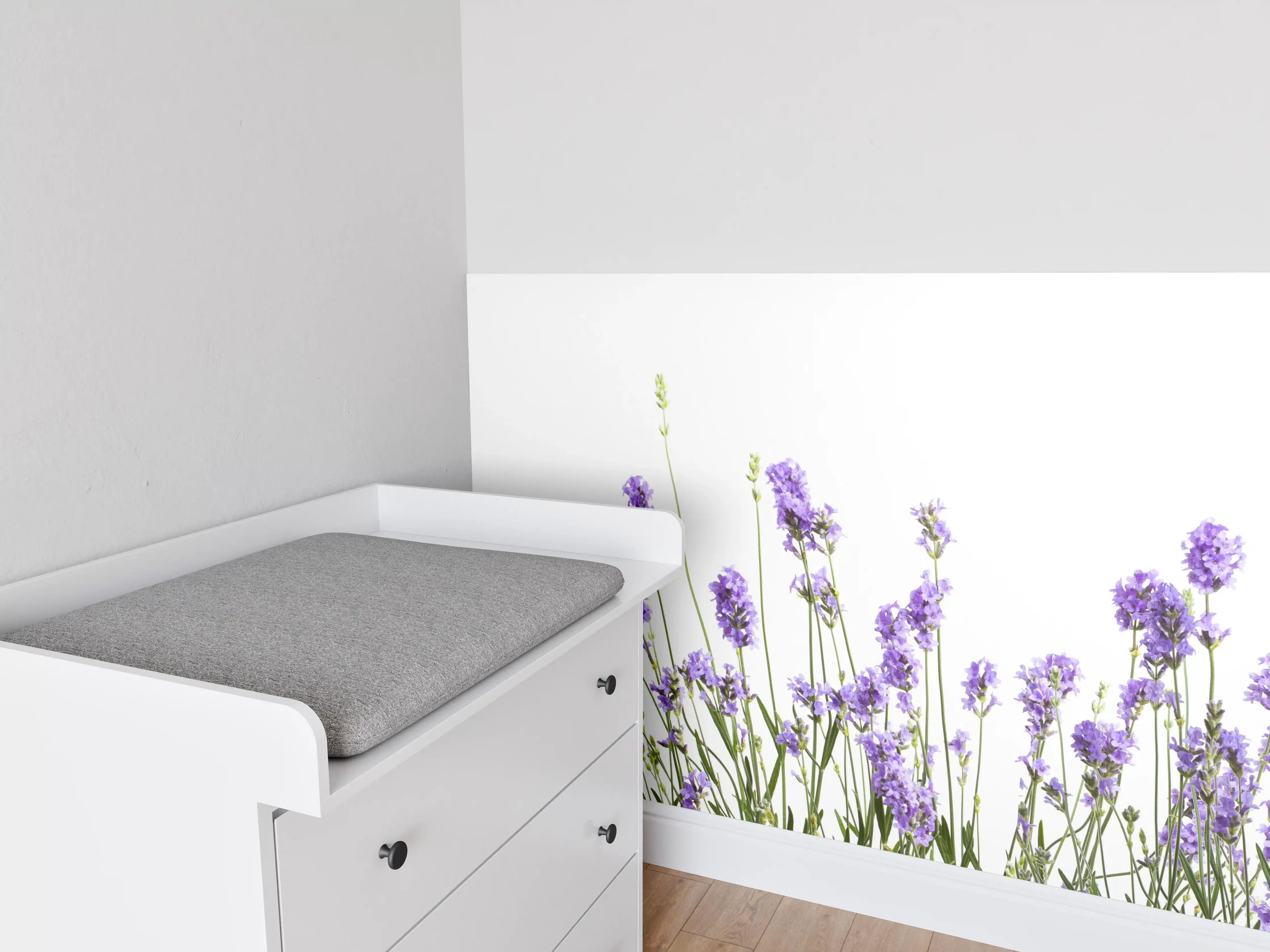 Babyzimmer Wandgestaltung - Lavendel im Garten mit sanftem Lila-Ton