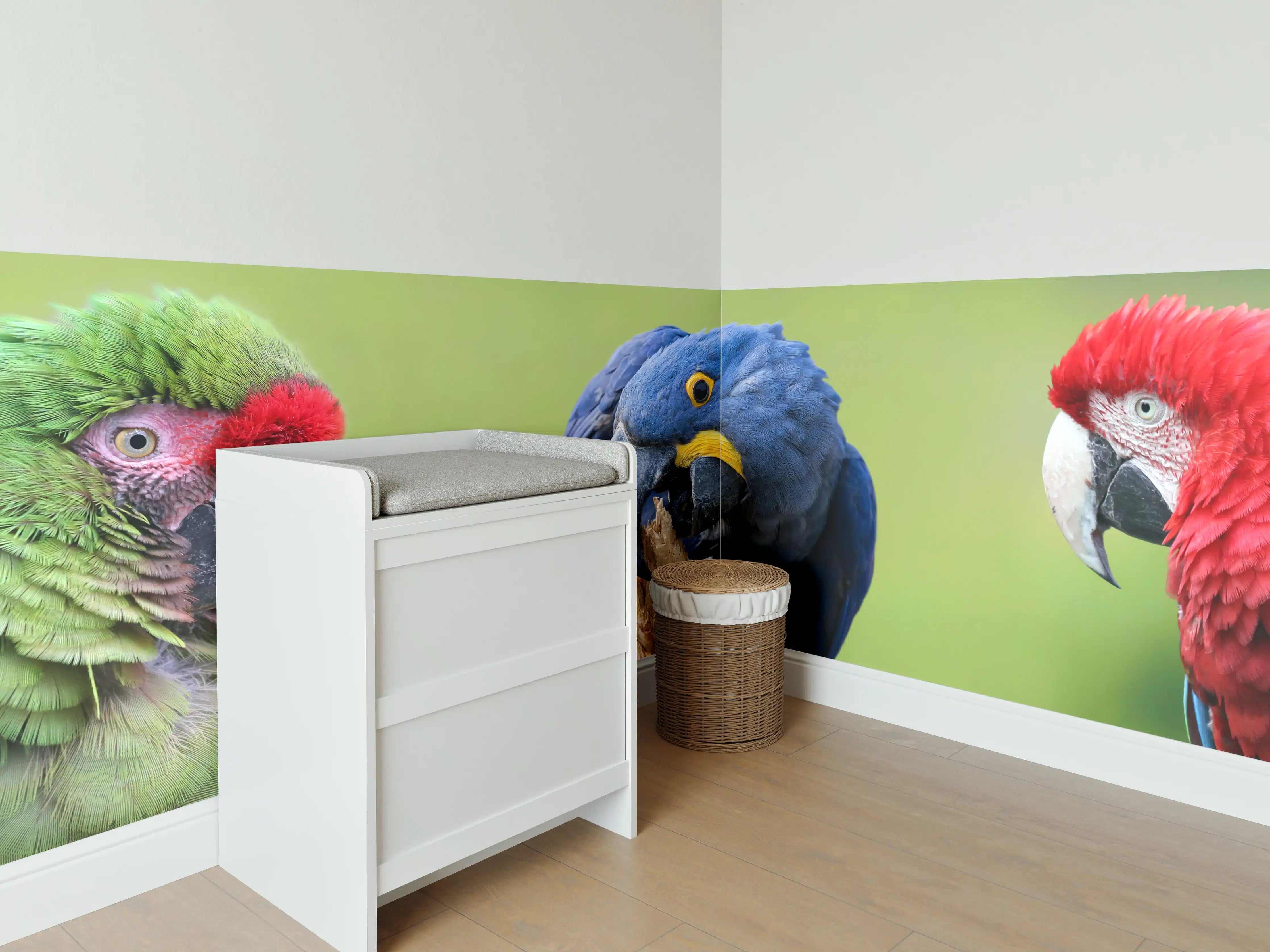 Babyzimmer Wandgestaltung - Lebendige Papageien in natürlicher Umgebung