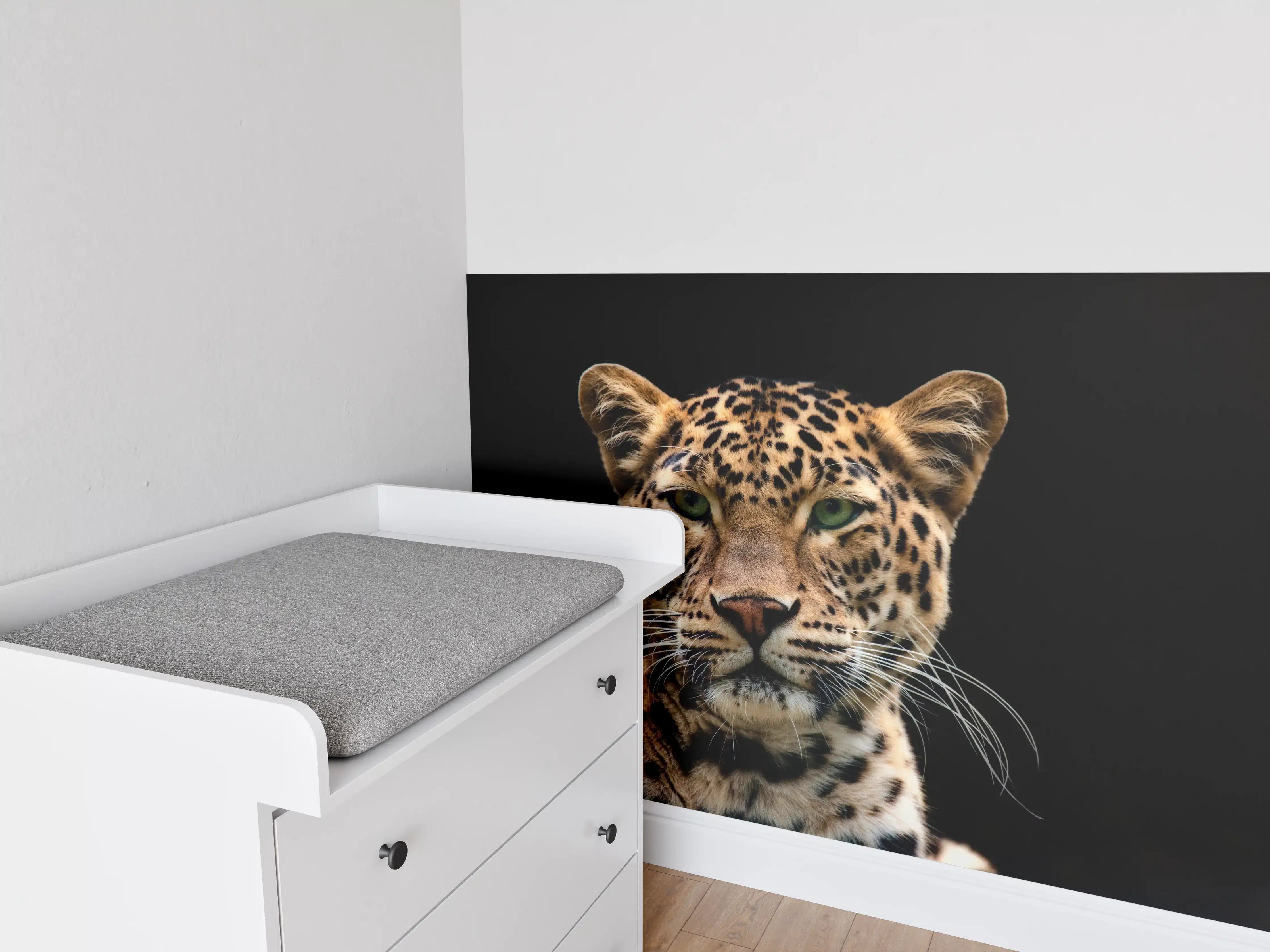 Babyzimmer Wandgestaltung - Leopard mit intensiven Blick vor dunklem Hintergrund