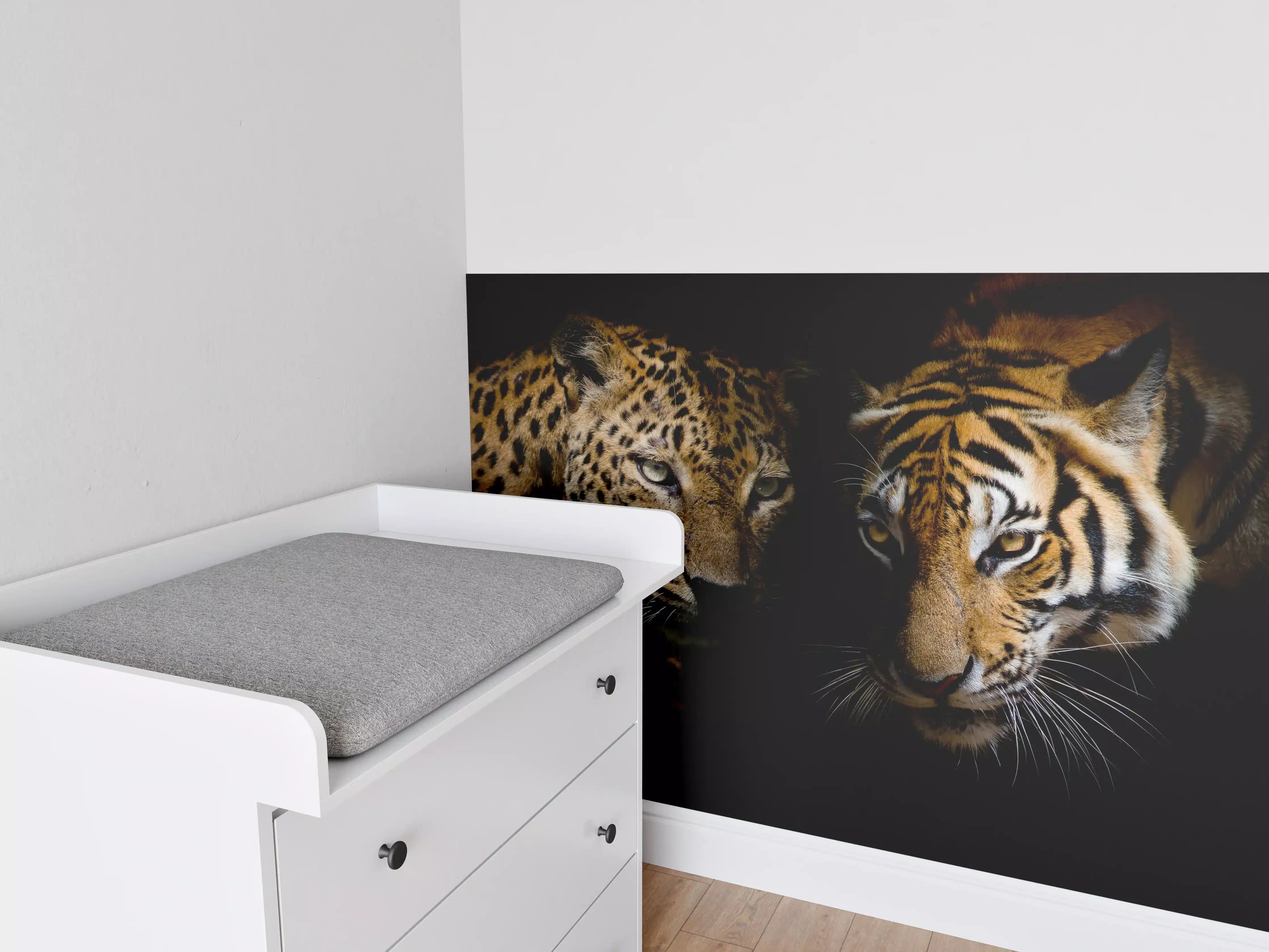 Babyzimmer Wandgestaltung - Leopard und Tiger isoliert auf schwarzen Hintergrund