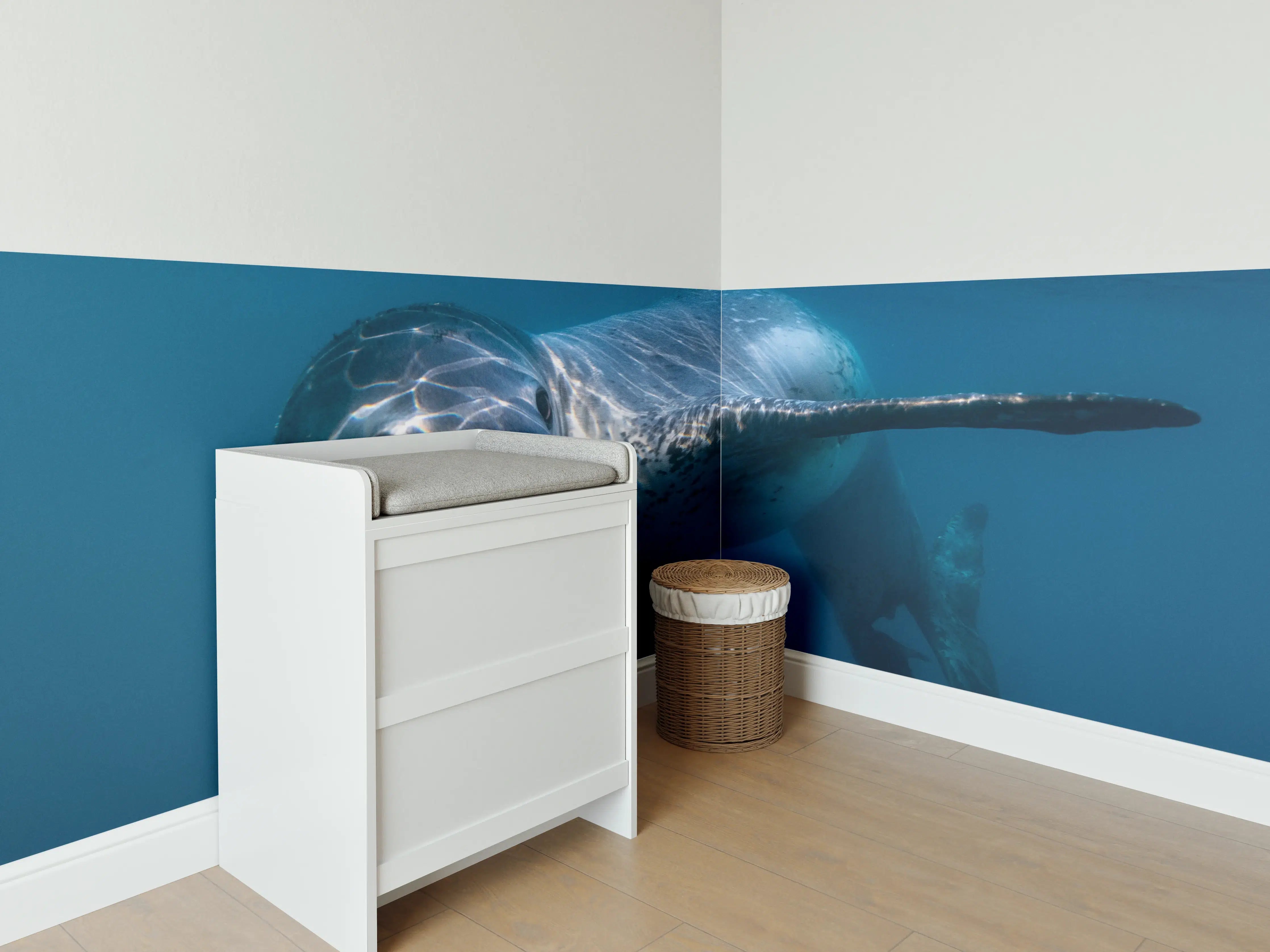 Babyzimmer Wandgestaltung - Leopardenrobbe alleine unter Wasser im Ozean