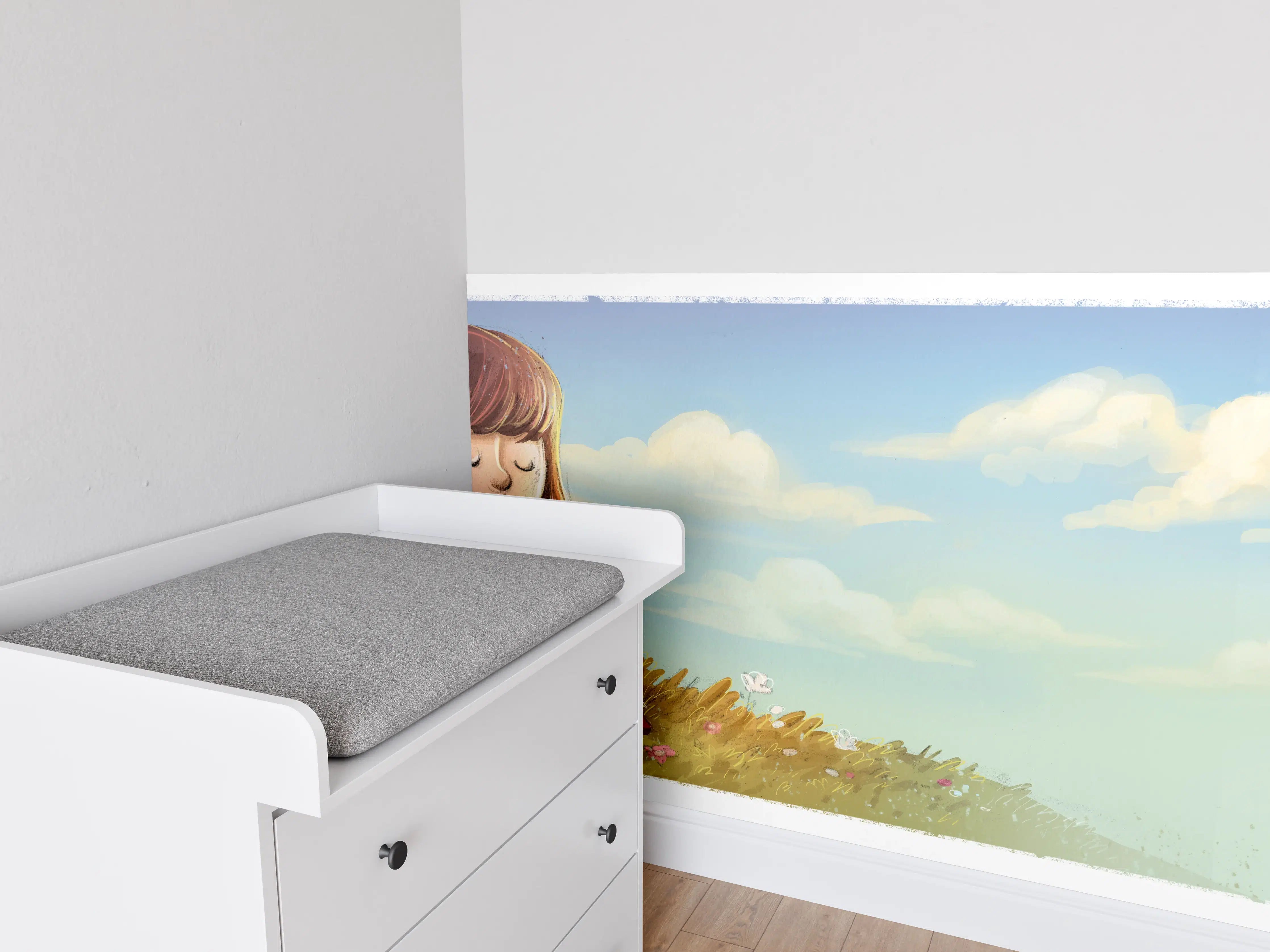 Babyzimmer Wandgestaltung - Lesendes Mädchen auf der Wiese