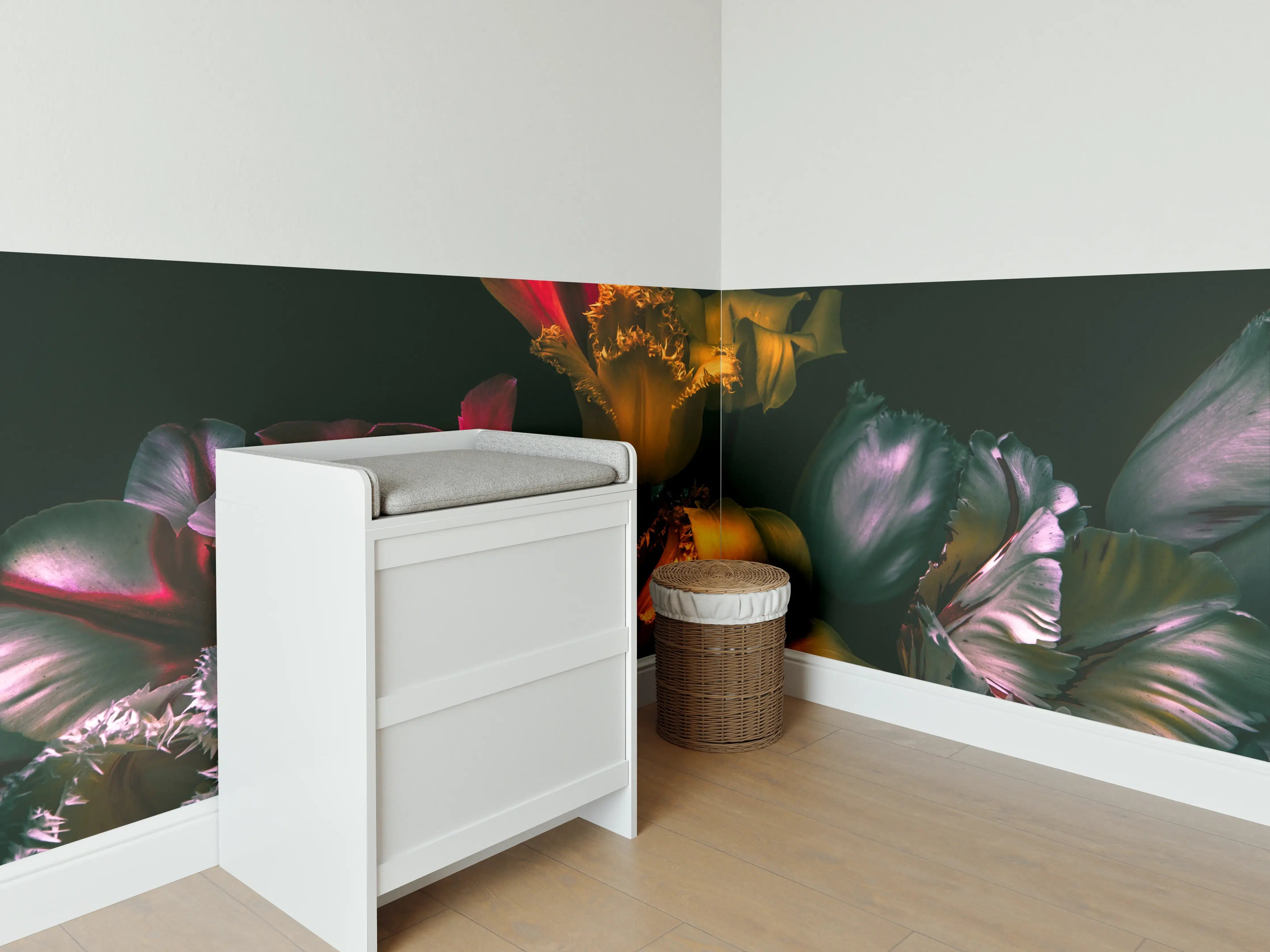 Babyzimmer Wandgestaltung - Leuchtende Blumen in dunklem Licht