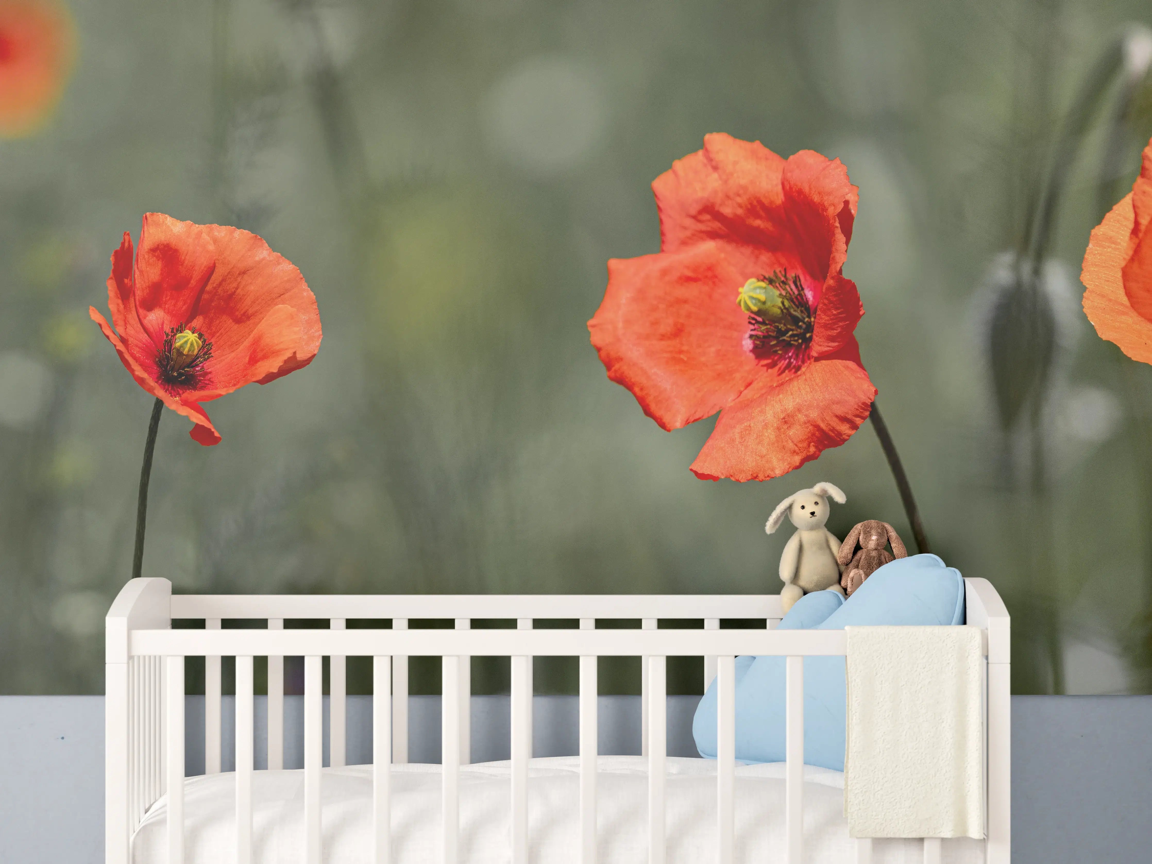 Babyzimmer Wandgestaltung - Leuchtende Mohnblumen in natürlicher Umgebung