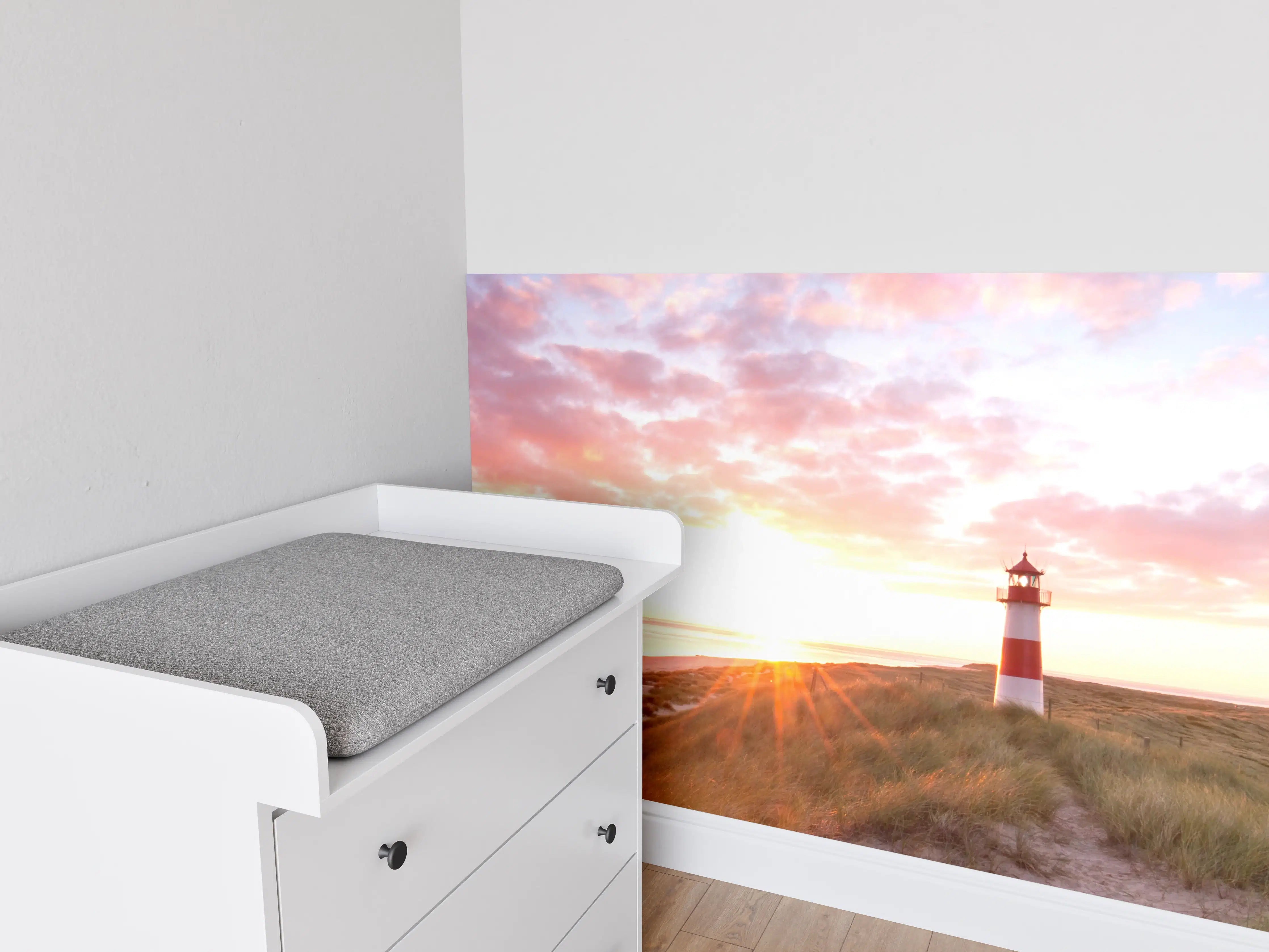 Babyzimmer Wandgestaltung - Leuchtturm im Grau beim Abendrot