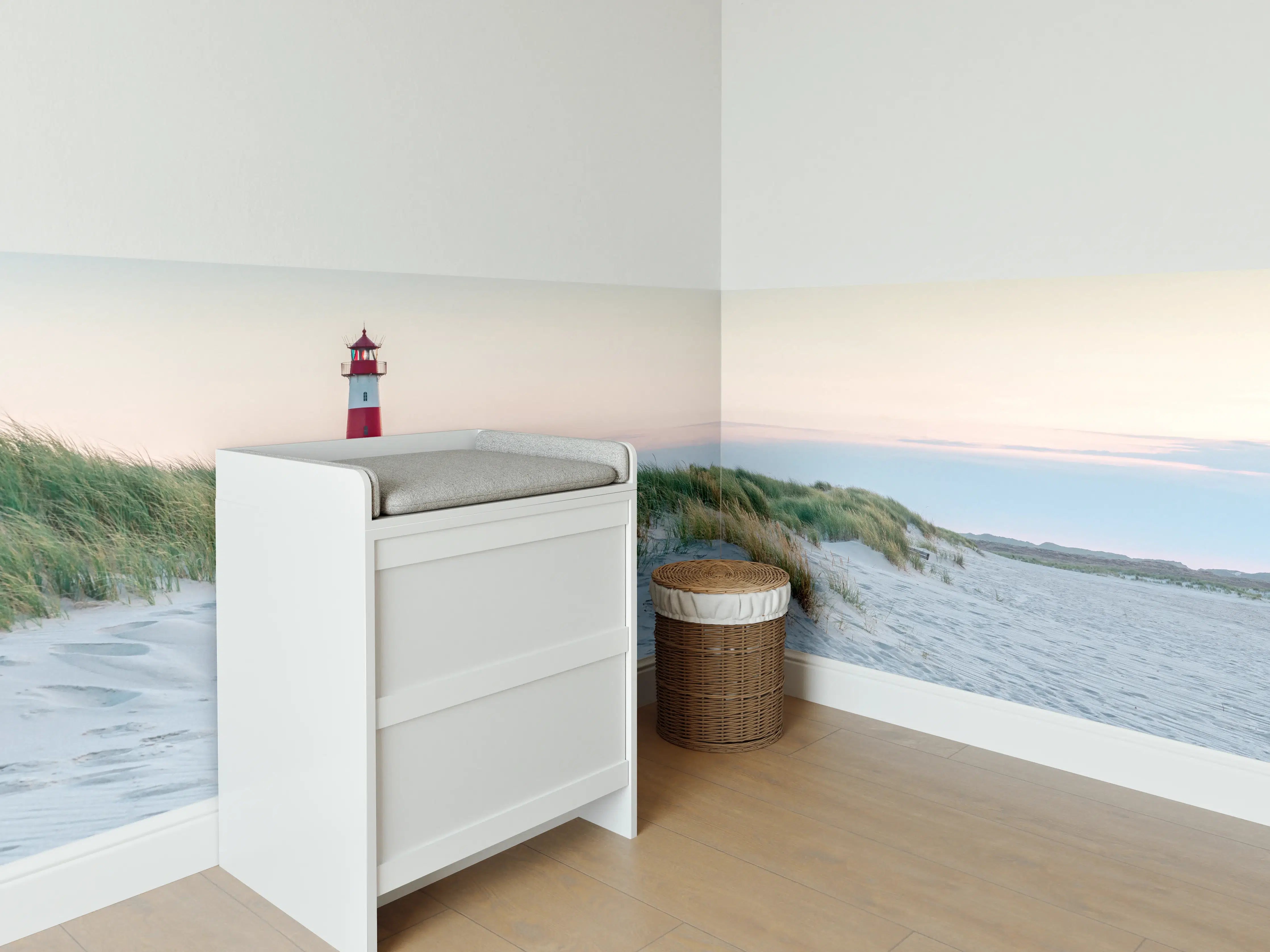 Babyzimmer Wandgestaltung - Leuchtturm im idyllischen Küstenlandschaft