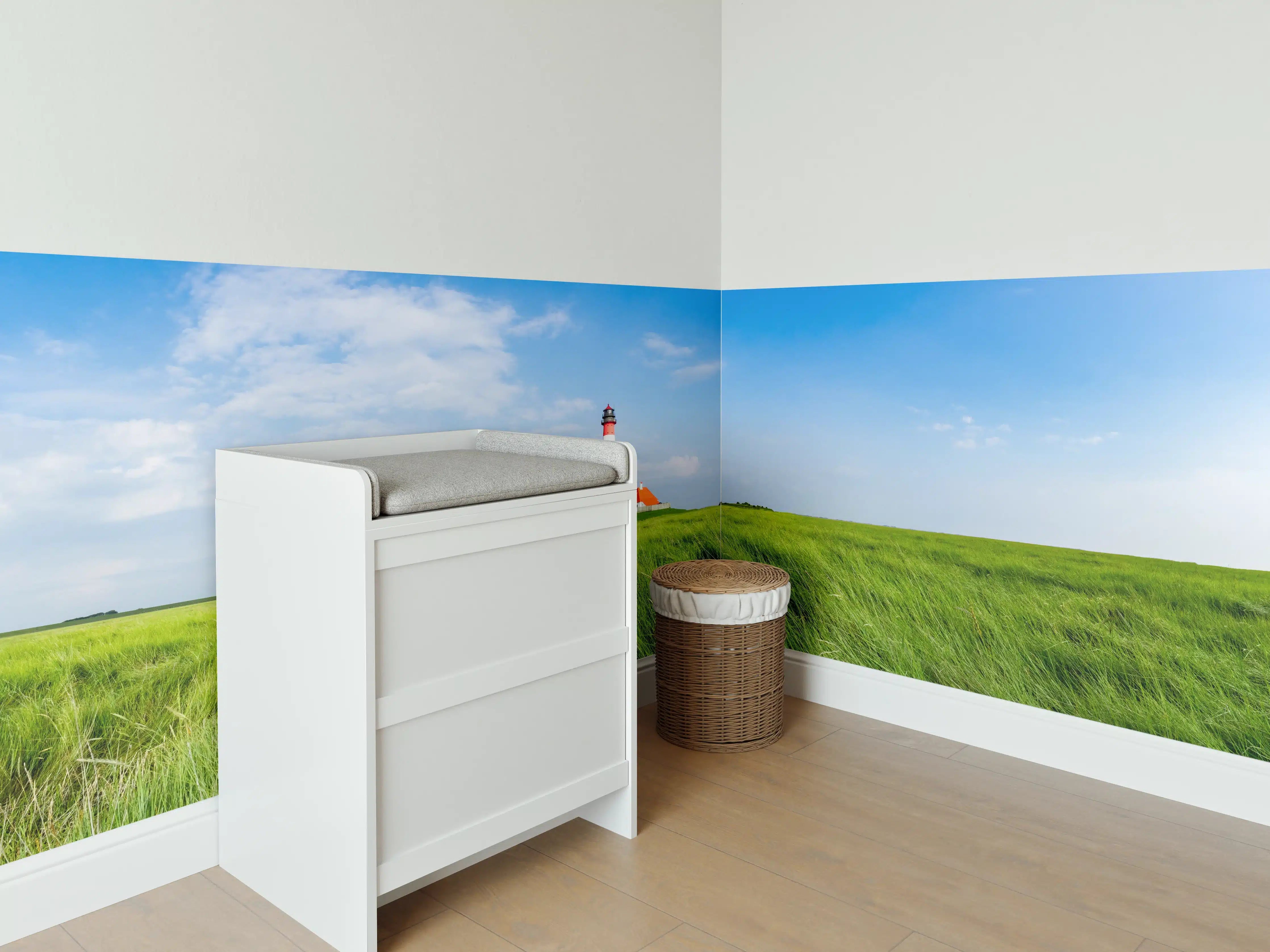 Babyzimmer Wandgestaltung - Leuchtturm in der grünen Landschaft