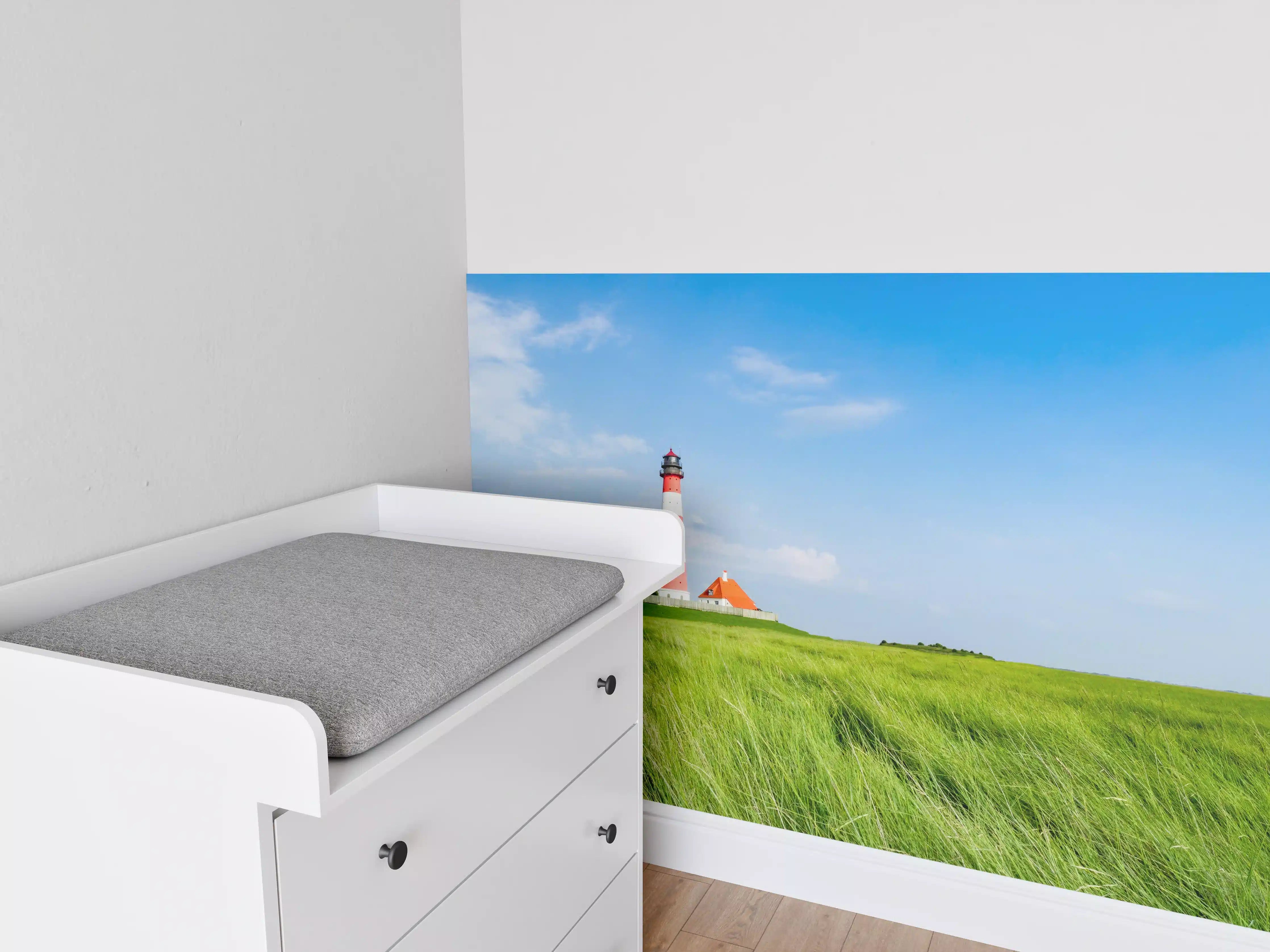 Babyzimmer Wandgestaltung - Leuchtturm in der grünen Landschaft